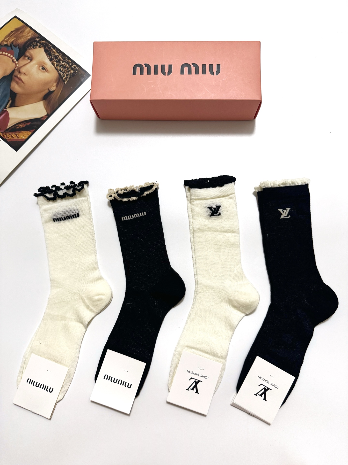  配包装
🌟【一盒4双】
 🌟缪缪 miumiu/LV 路易威登 经典字母logo 超薄透气中筒袜 ，i