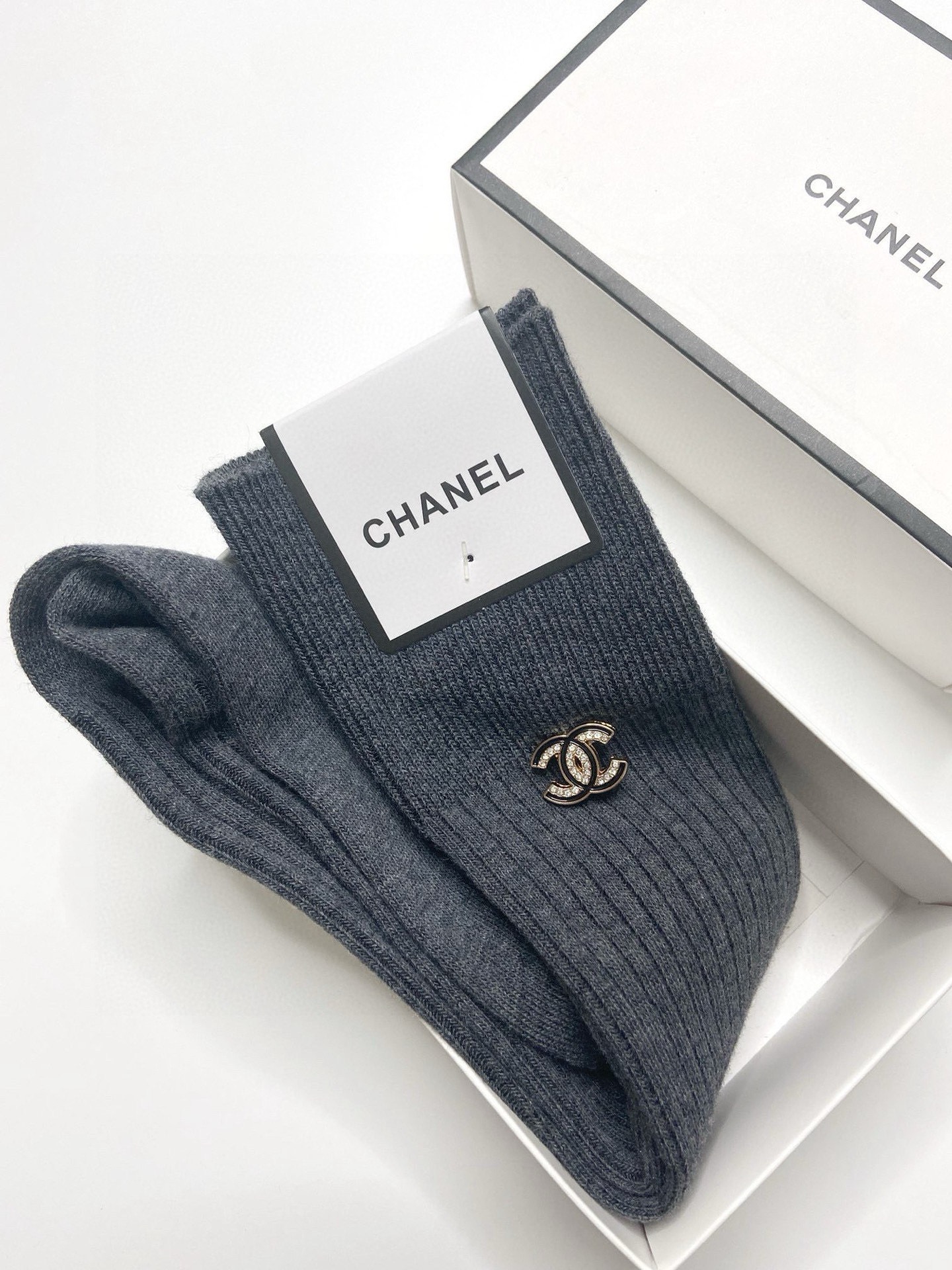  配包装
🌟【一盒一双】
🌟Chanel 香奈儿 经典字母logo别针纯棉长筒袜 小腿袜 
🌟重工装饰个