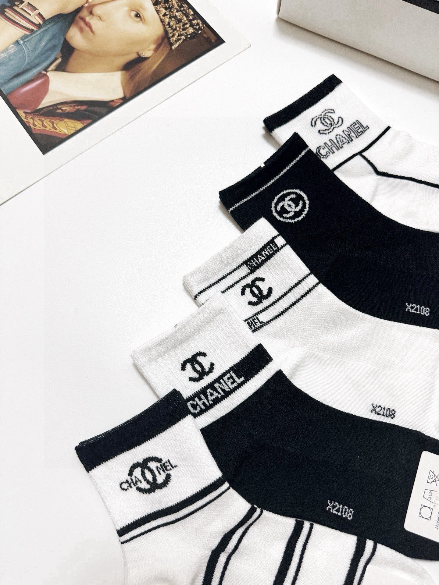  配包装
🌟【一盒5双】
 🌟Chanel 香奈儿 经典字母logo 纯棉中筒袜   ，ins超火爆短袜
