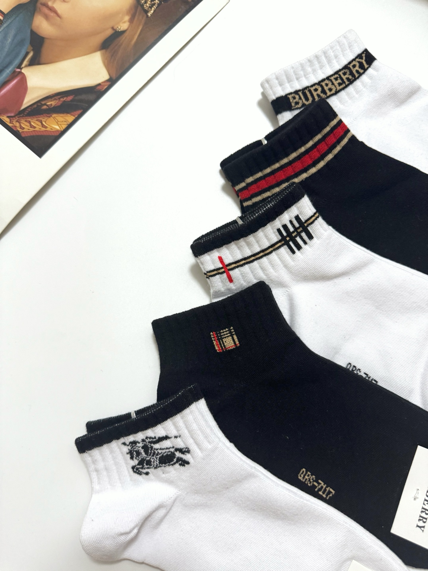  配包装
🌟【一盒5 双】
 🌟Burberry 巴宝莉 经典字母logo 纯棉短袜   ，ins超火爆