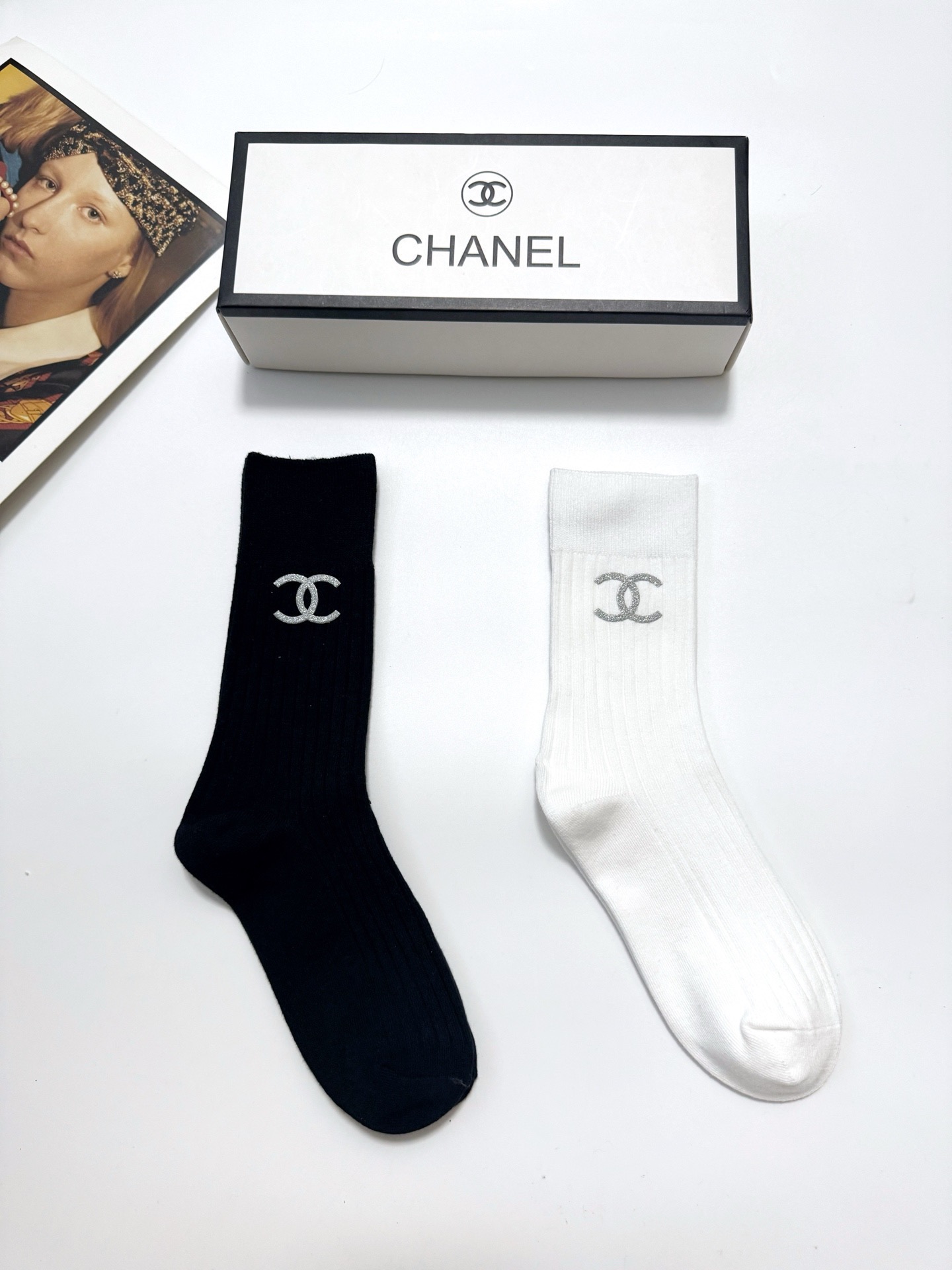  配包装
🌟【一盒2 双】
 🌟Chanel 香奈儿 经典字母logo ins超火爆中筒袜，纯棉面料，潮