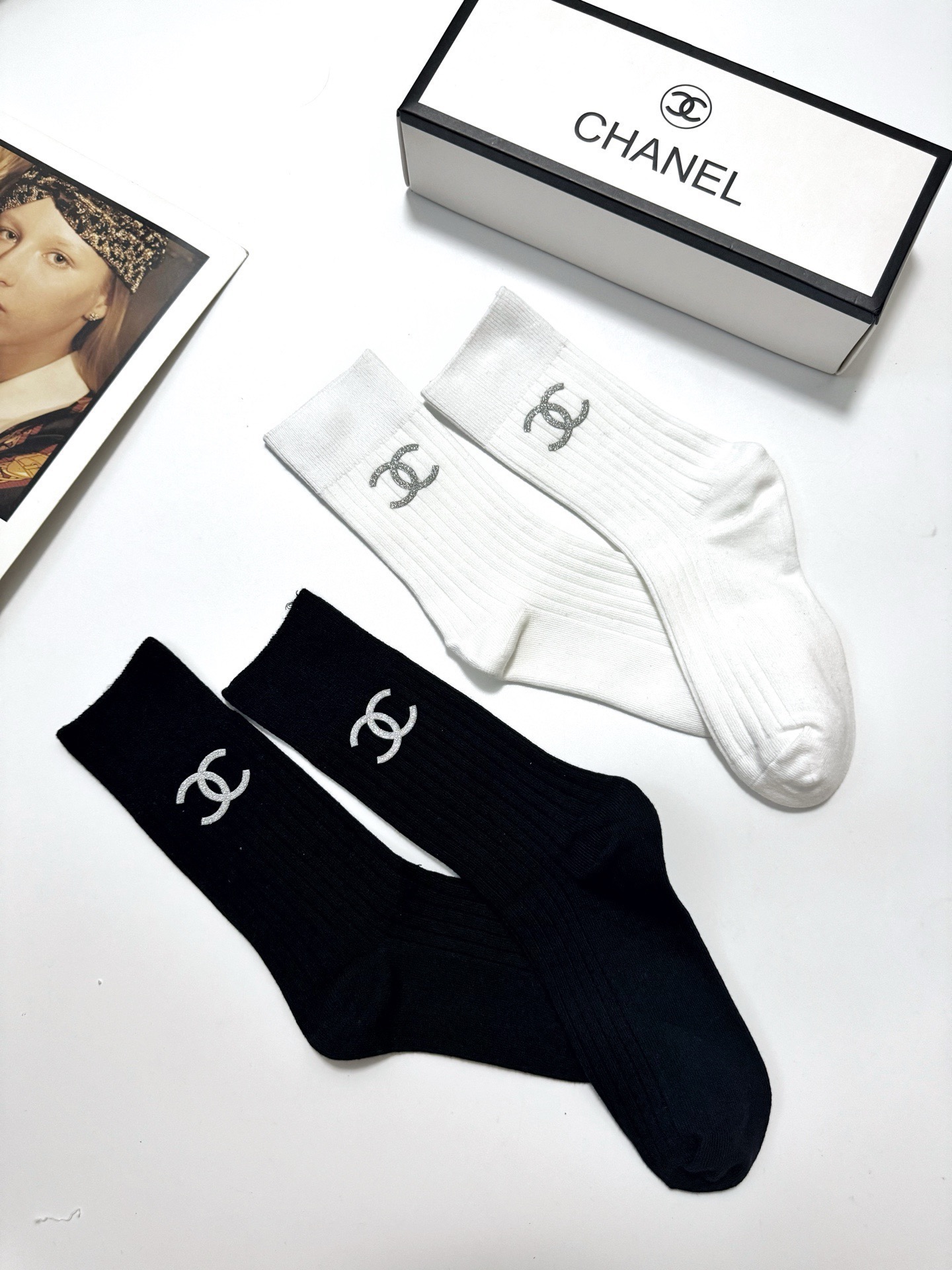  配包装
🌟【一盒2 双】
 🌟Chanel 香奈儿 经典字母logo ins超火爆中筒袜，纯棉面料，潮