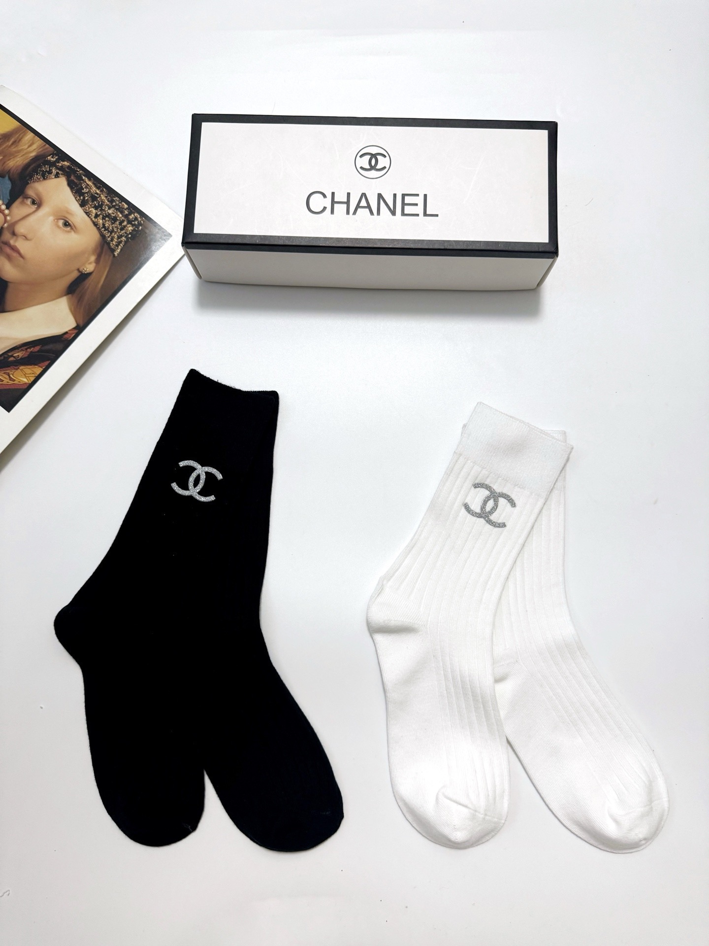  配包装
🌟【一盒2 双】
 🌟Chanel 香奈儿 经典字母logo ins超火爆中筒袜，纯棉面料，潮