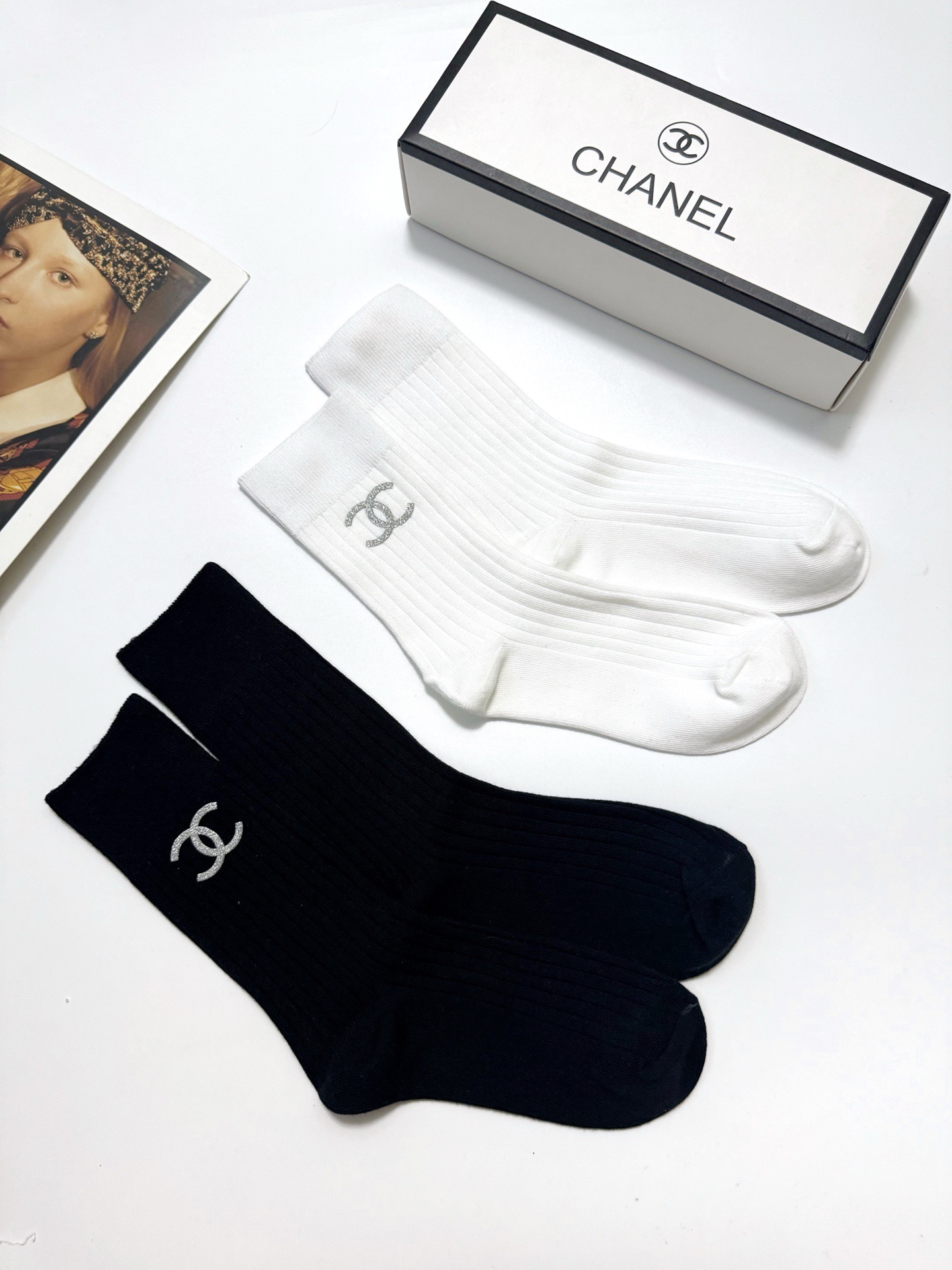  配包装
🌟【一盒2 双】
 🌟Chanel 香奈儿 经典字母logo ins超火爆中筒袜，纯棉面料，潮