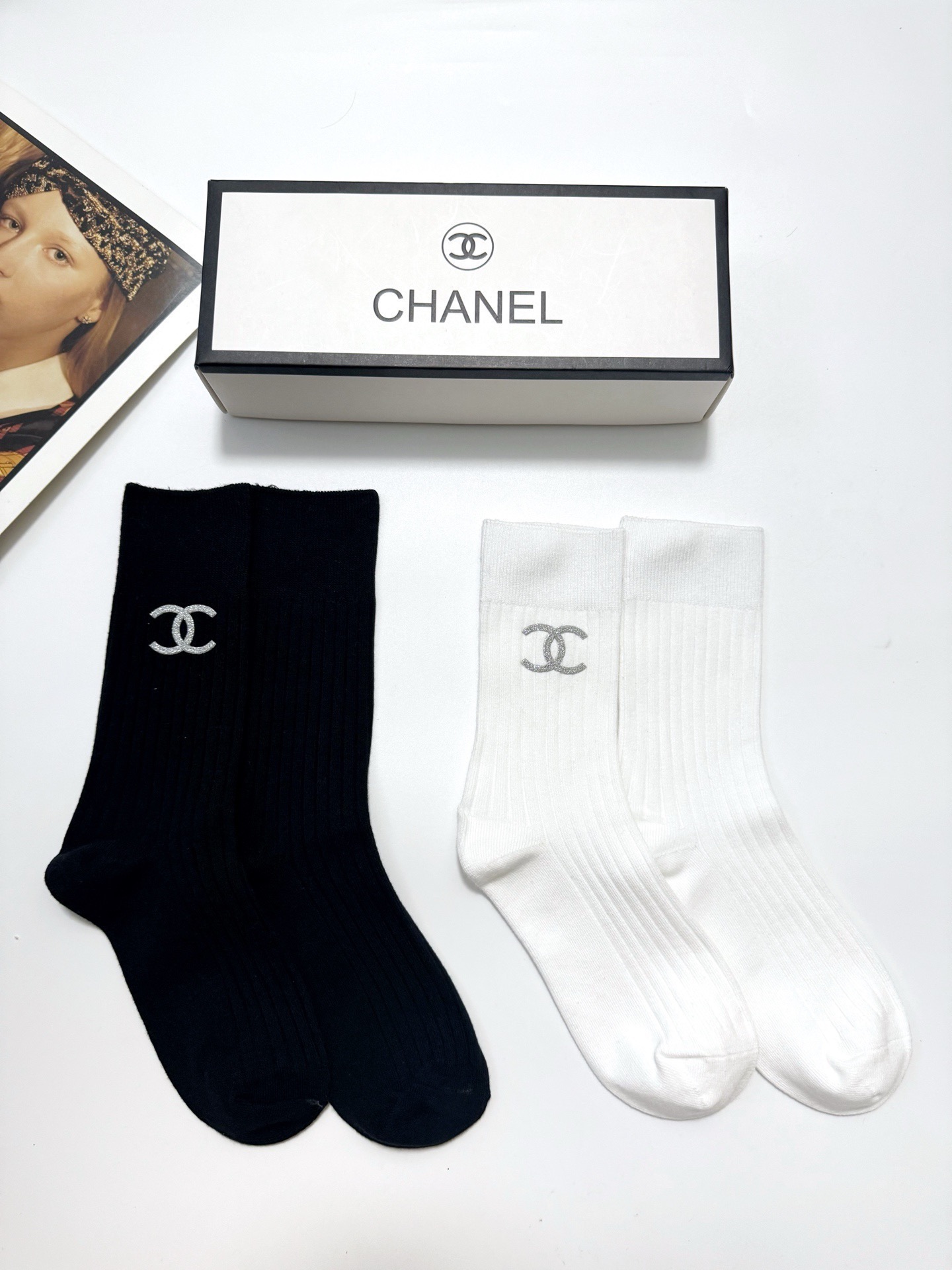  配包装
🌟【一盒2 双】
 🌟Chanel 香奈儿 经典字母logo ins超火爆中筒袜，纯棉面料，潮