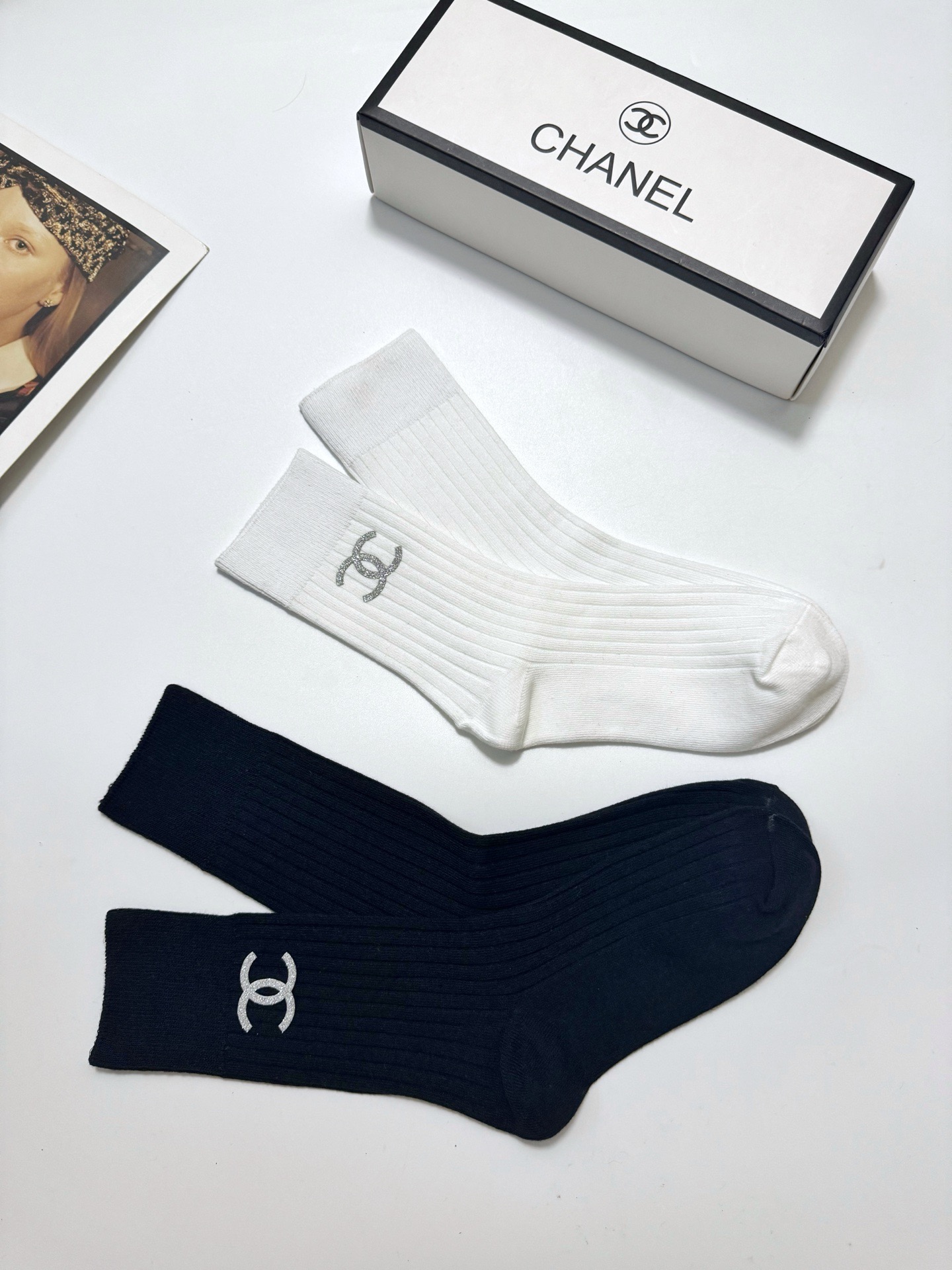  配包装
🌟【一盒2 双】
 🌟Chanel 香奈儿 经典字母logo ins超火爆中筒袜，纯棉面料，潮