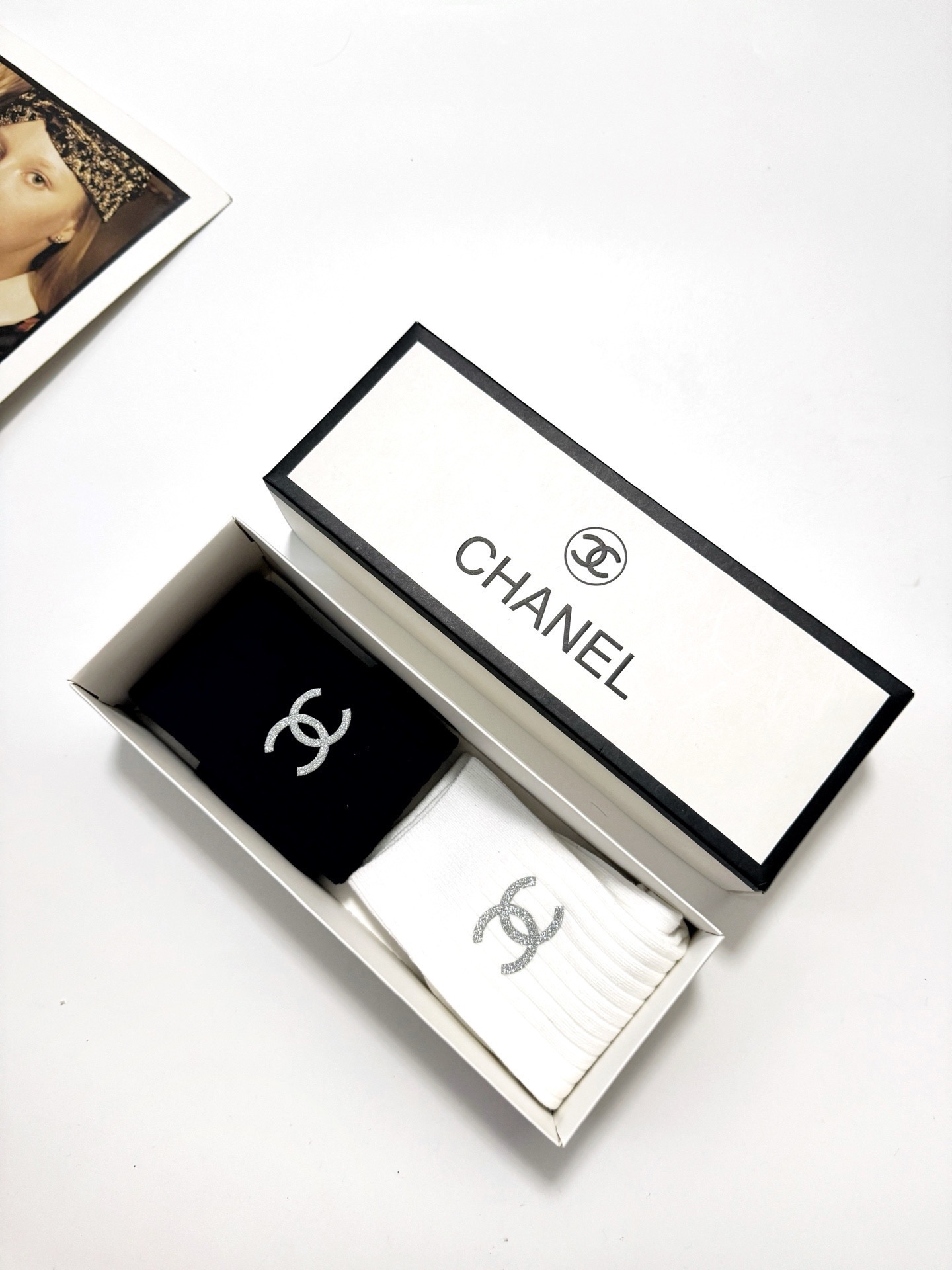  配包装
🌟【一盒2 双】
 🌟Chanel 香奈儿 经典字母logo ins超火爆中筒袜，纯棉面料，潮