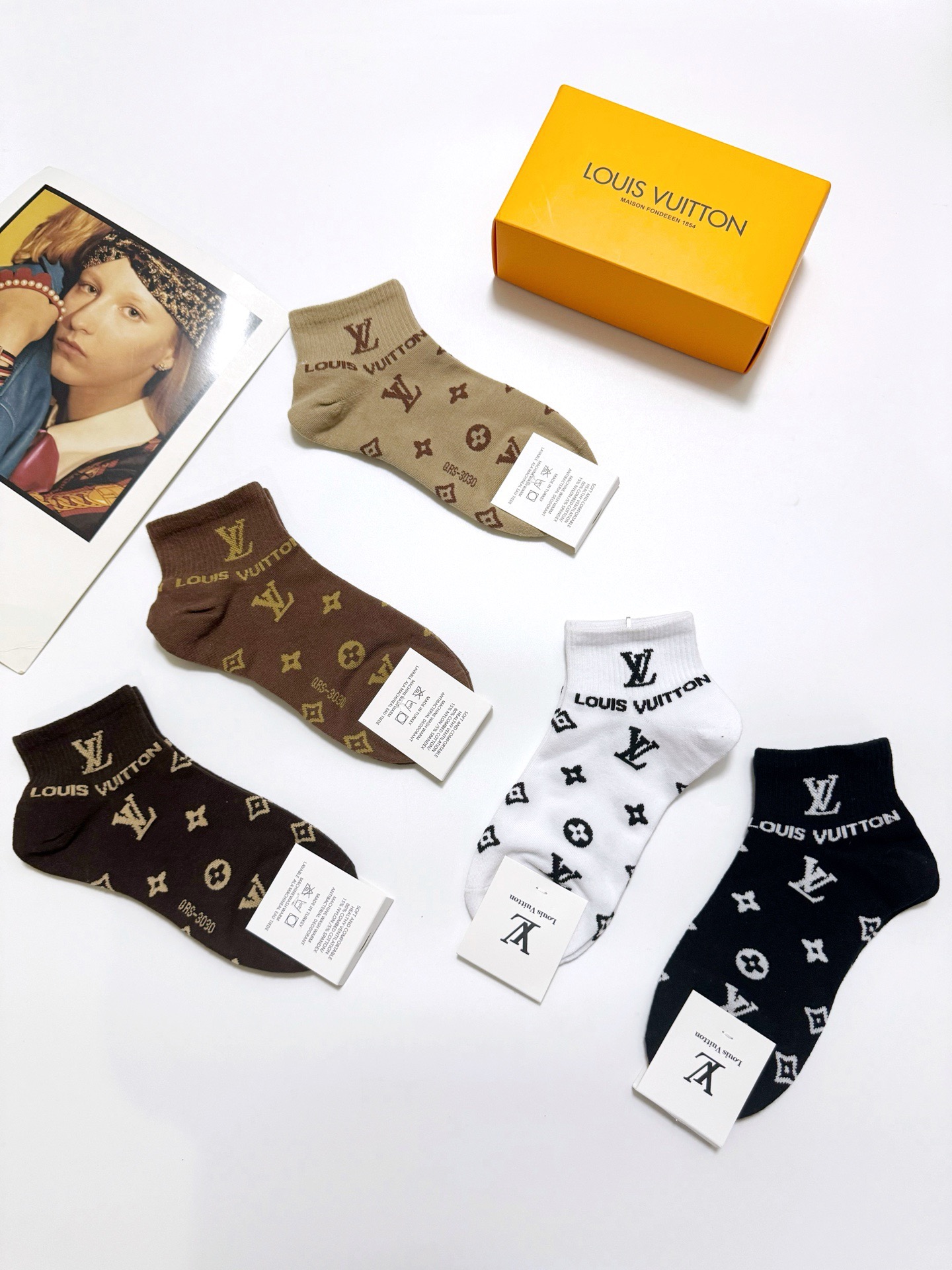  配包装
🌟【一盒5 双】
 🌟LV 路易威登 经典字母logo ins超火爆短袜，纯棉面料，潮人必备 