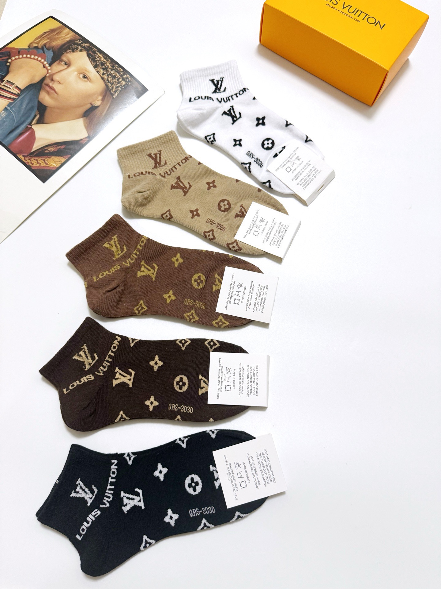  配包装
🌟【一盒5 双】
 🌟LV 路易威登 经典字母logo ins超火爆短袜，纯棉面料，潮人必备 