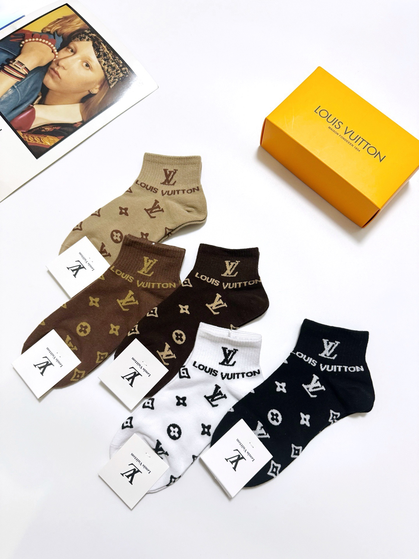  配包装
🌟【一盒5 双】
 🌟LV 路易威登 经典字母logo ins超火爆短袜，纯棉面料，潮人必备 