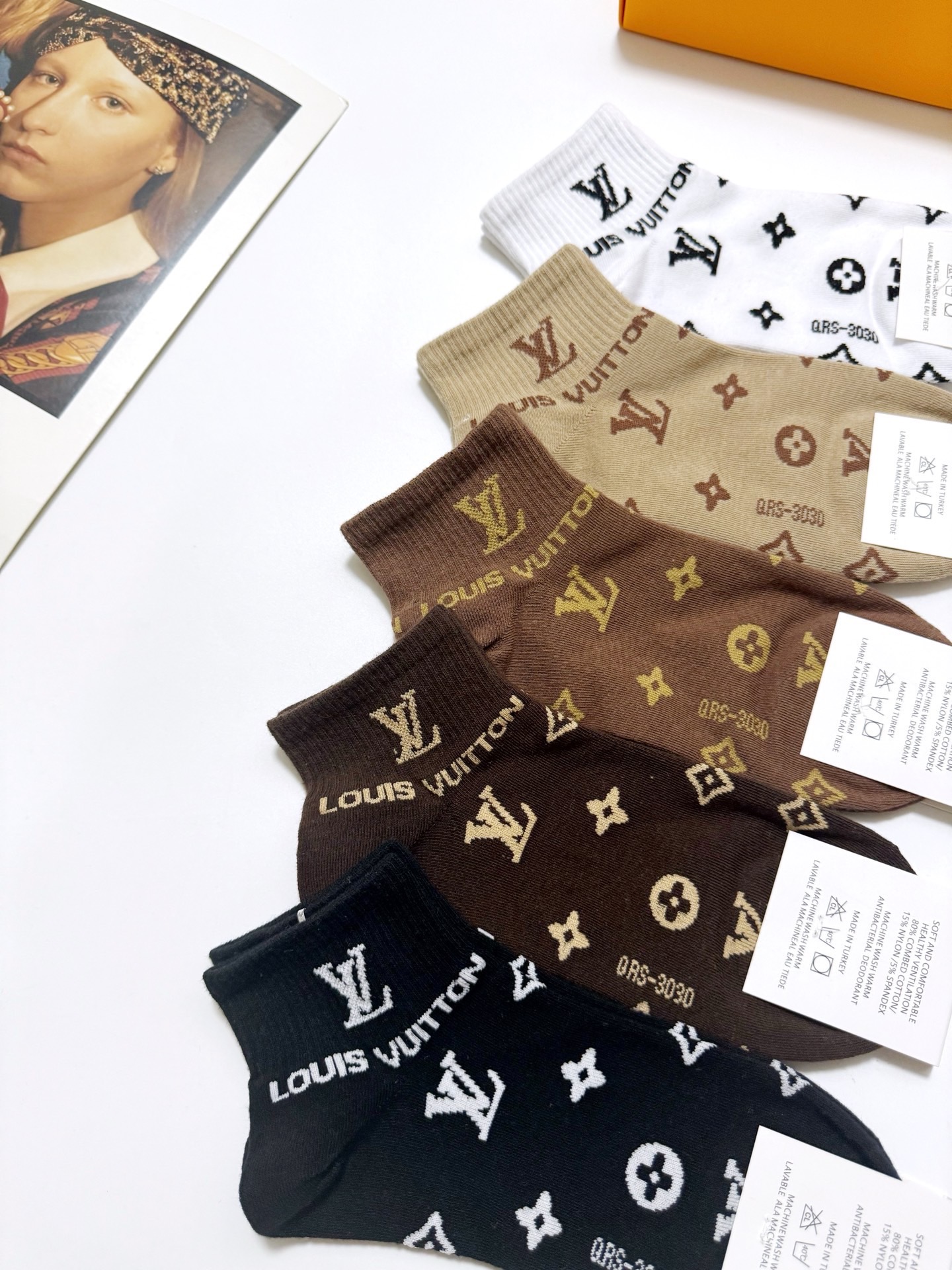  配包装
🌟【一盒5 双】
 🌟LV 路易威登 经典字母logo ins超火爆短袜，纯棉面料，潮人必备 