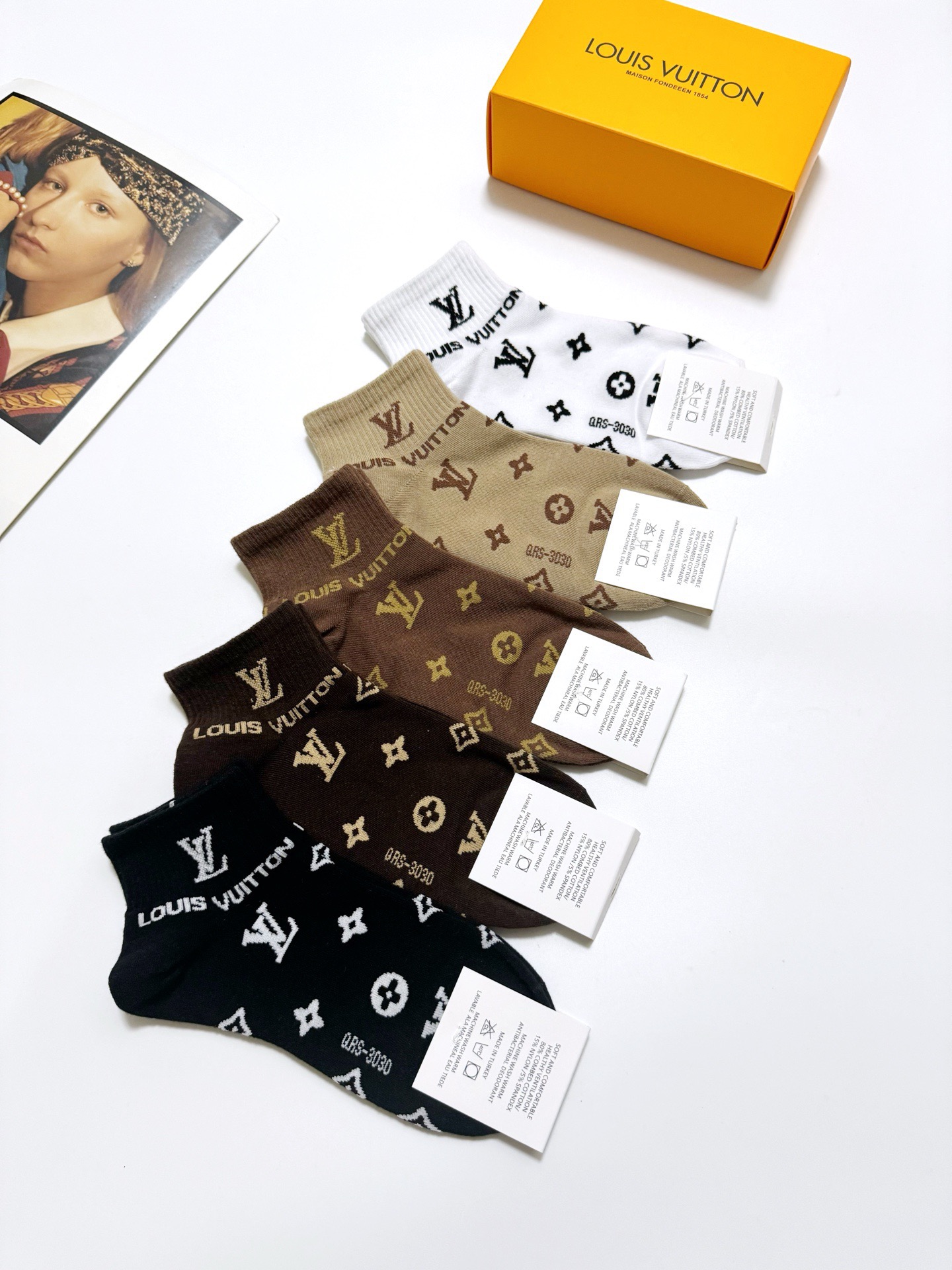  配包装
🌟【一盒5 双】
 🌟LV 路易威登 经典字母logo ins超火爆短袜，纯棉面料，潮人必备 