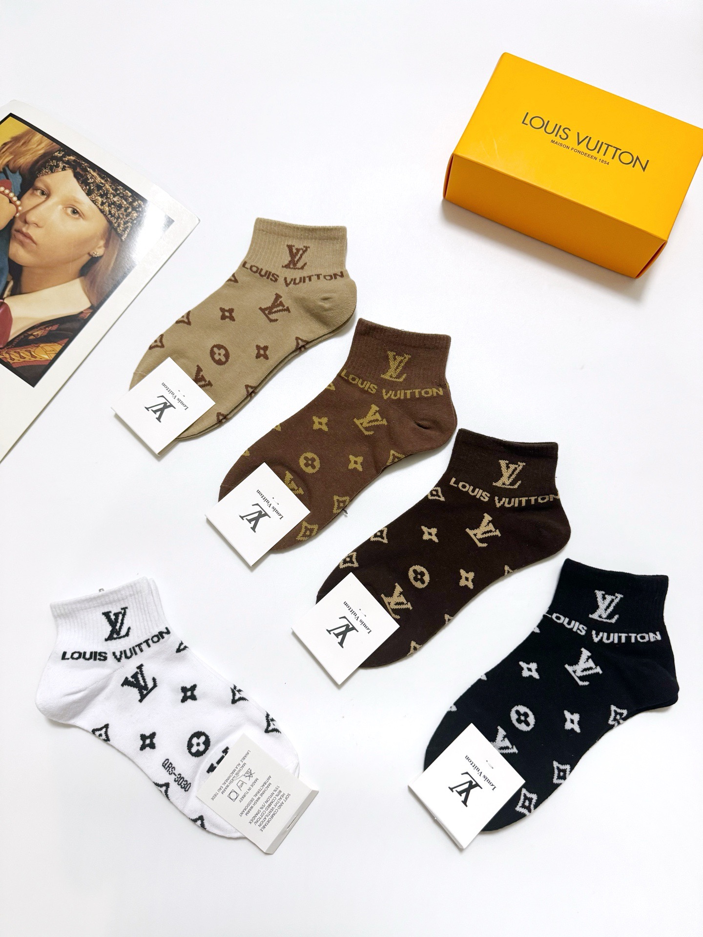 配包装
🌟【一盒5 双】
 🌟LV 路易威登 经典字母logo ins超火爆短袜，纯棉面料，潮人必备 