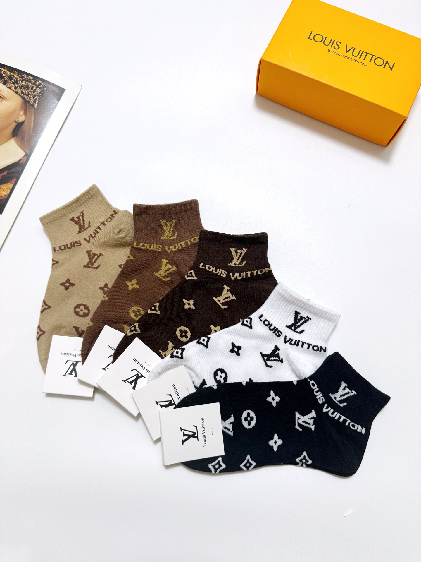  配包装
🌟【一盒5 双】
 🌟LV 路易威登 经典字母logo ins超火爆短袜，纯棉面料，潮人必备 