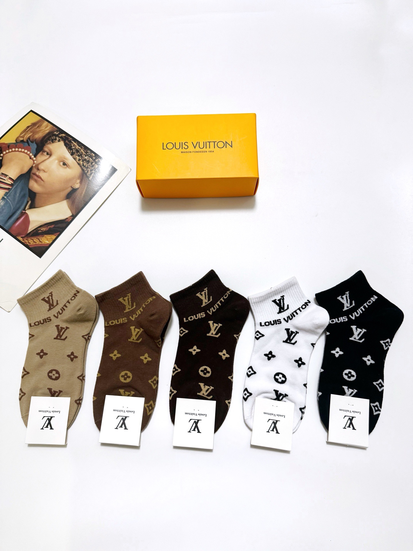  配包装
🌟【一盒5 双】
 🌟LV 路易威登 经典字母logo ins超火爆短袜，纯棉面料，潮人必备 
