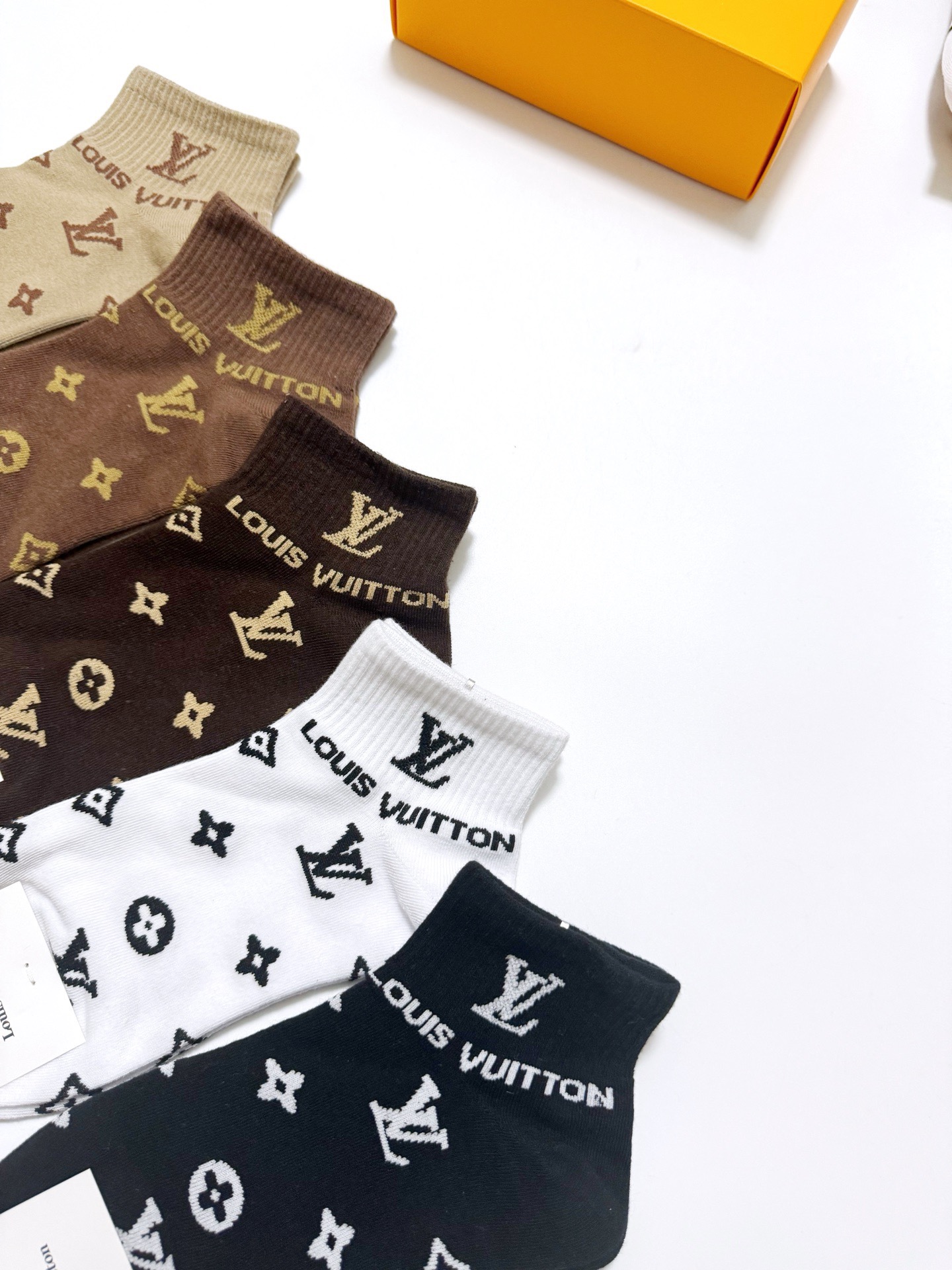  配包装
🌟【一盒5 双】
 🌟LV 路易威登 经典字母logo ins超火爆短袜，纯棉面料，潮人必备 