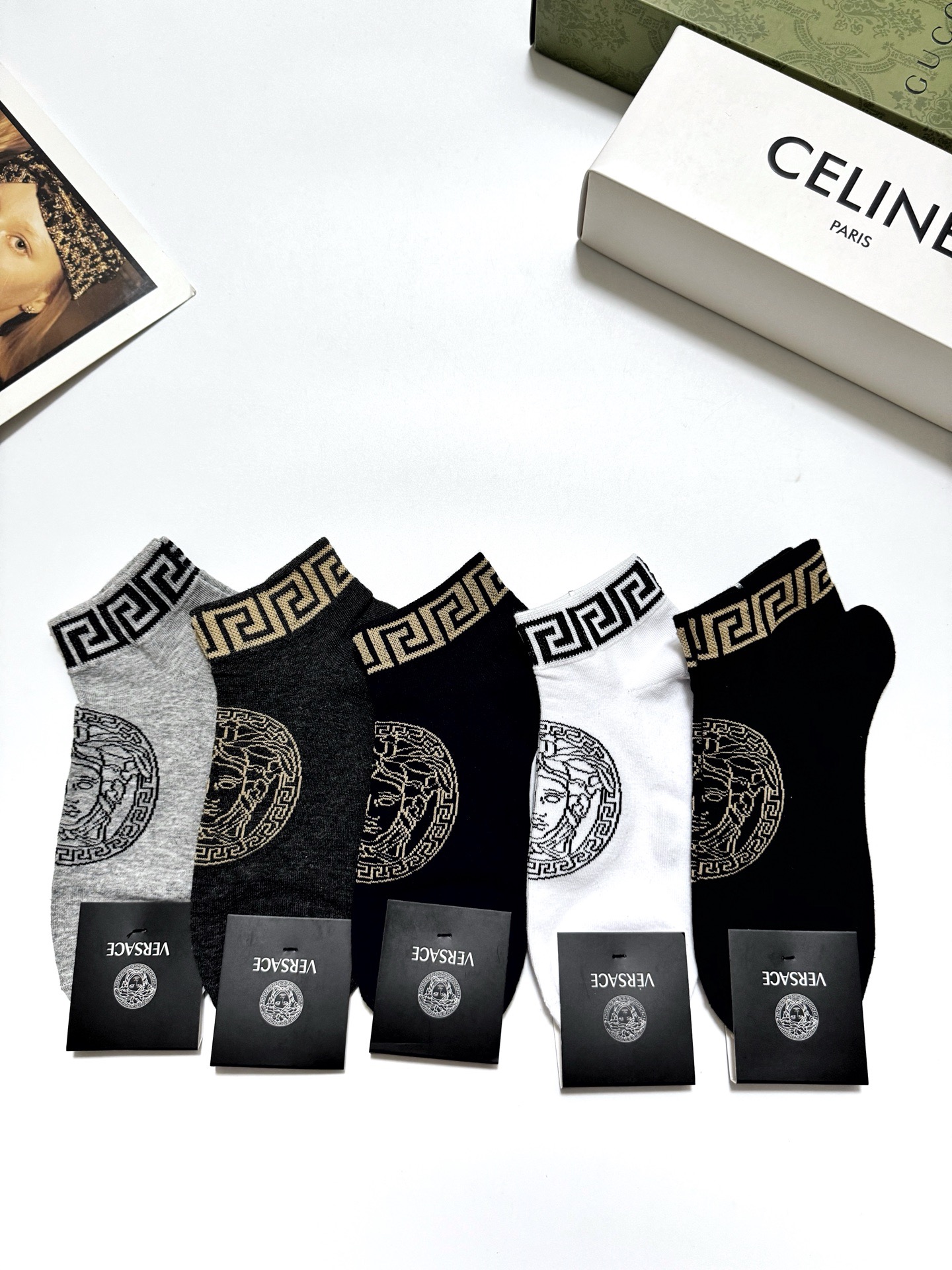  配包装
🌟【一盒5双】男女同款
 🌟Versace 范思哲 经典logo 纯棉短袜   ，ins超火爆