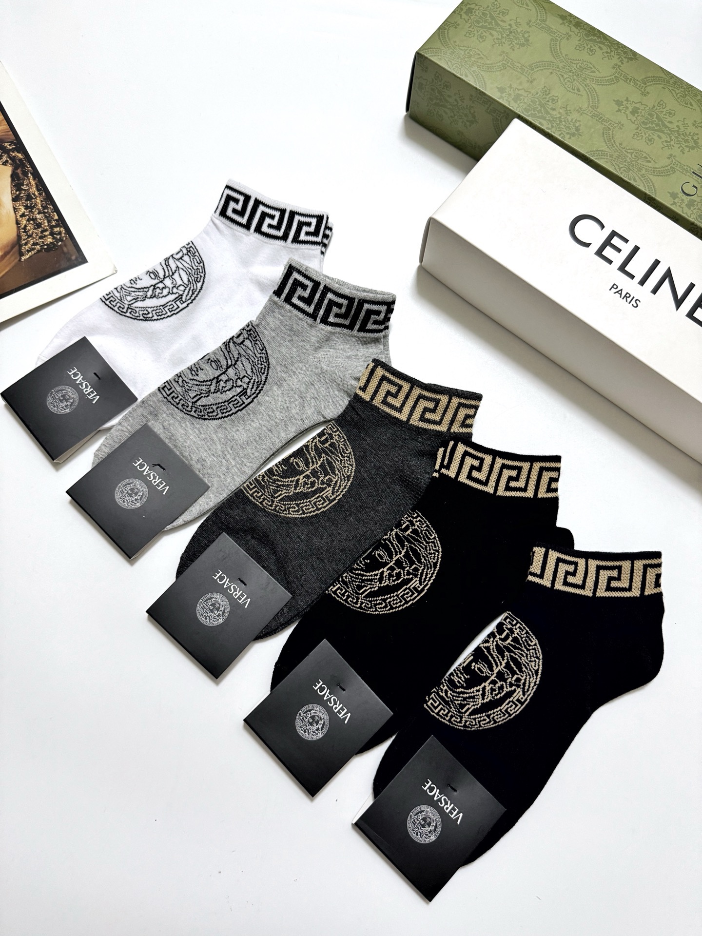  配包装
🌟【一盒5双】男女同款
 🌟Versace 范思哲 经典logo 纯棉短袜   ，ins超火爆