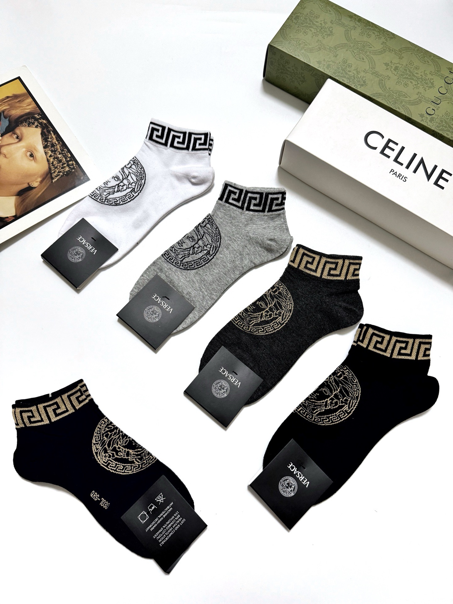  配包装
🌟【一盒5双】男女同款
 🌟Versace 范思哲 经典logo 纯棉短袜   ，ins超火爆