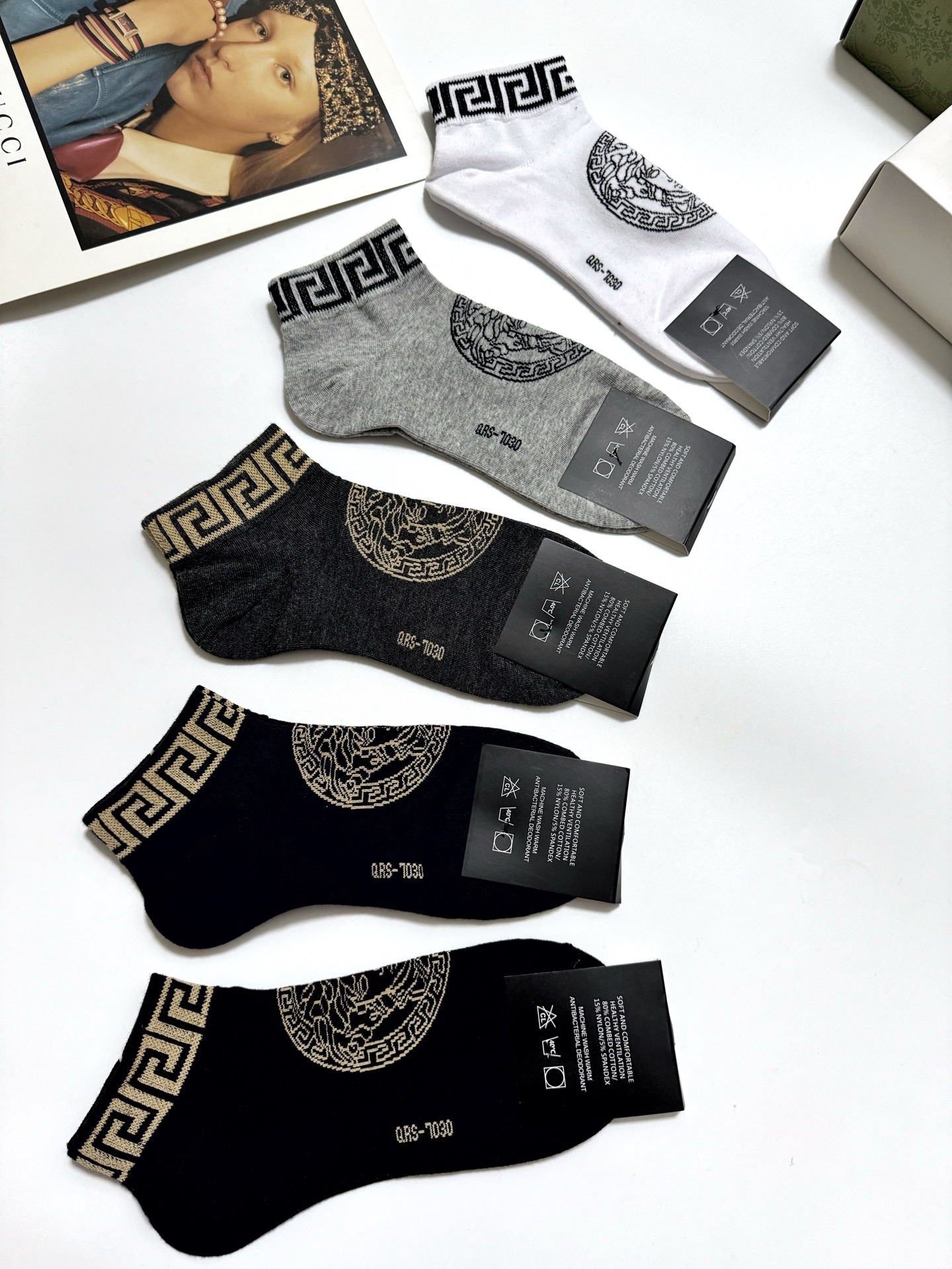  配包装
🌟【一盒5双】男女同款
 🌟Versace 范思哲 经典logo 纯棉短袜   ，ins超火爆