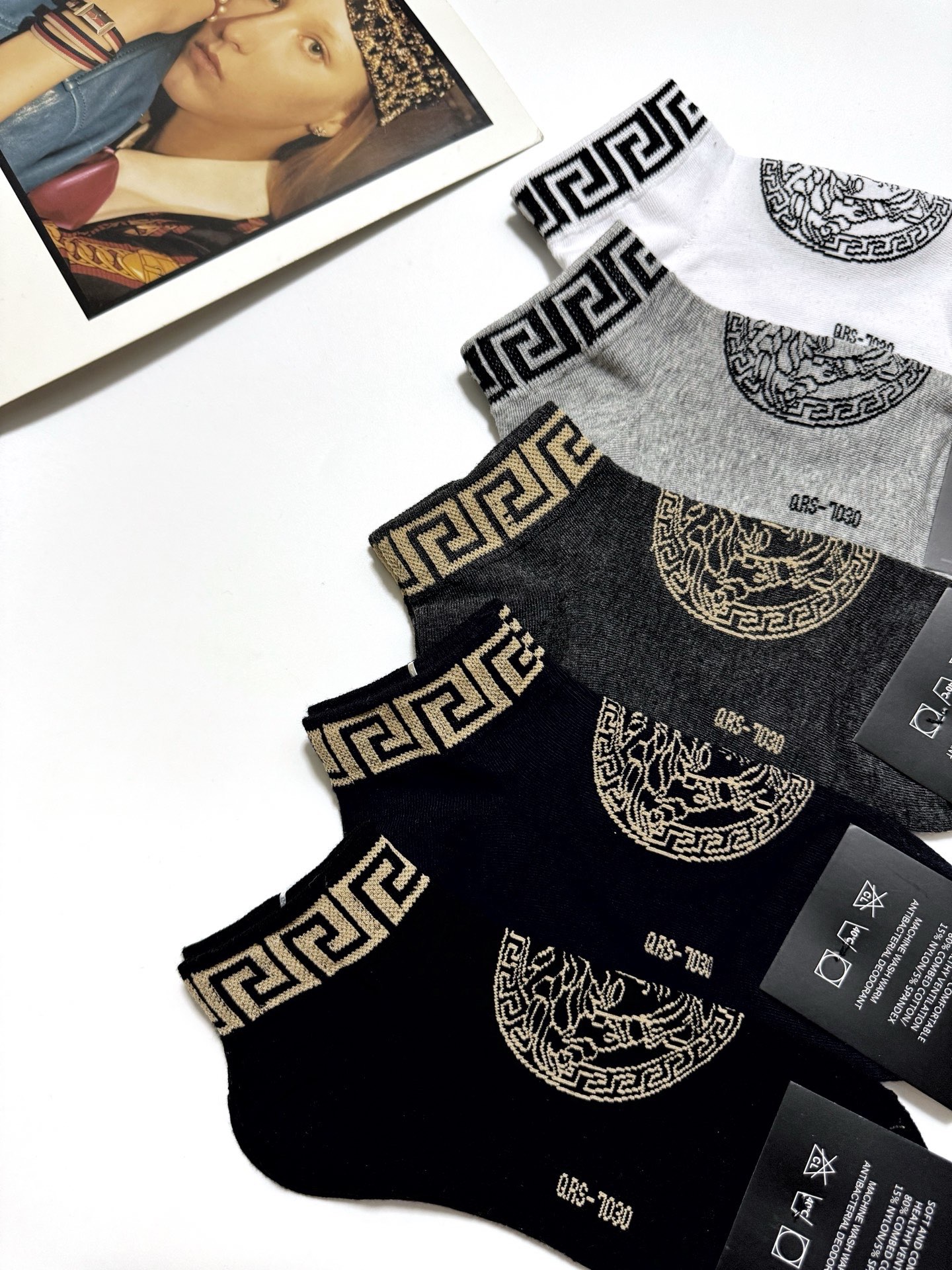  配包装
🌟【一盒5双】男女同款
 🌟Versace 范思哲 经典logo 纯棉短袜   ，ins超火爆