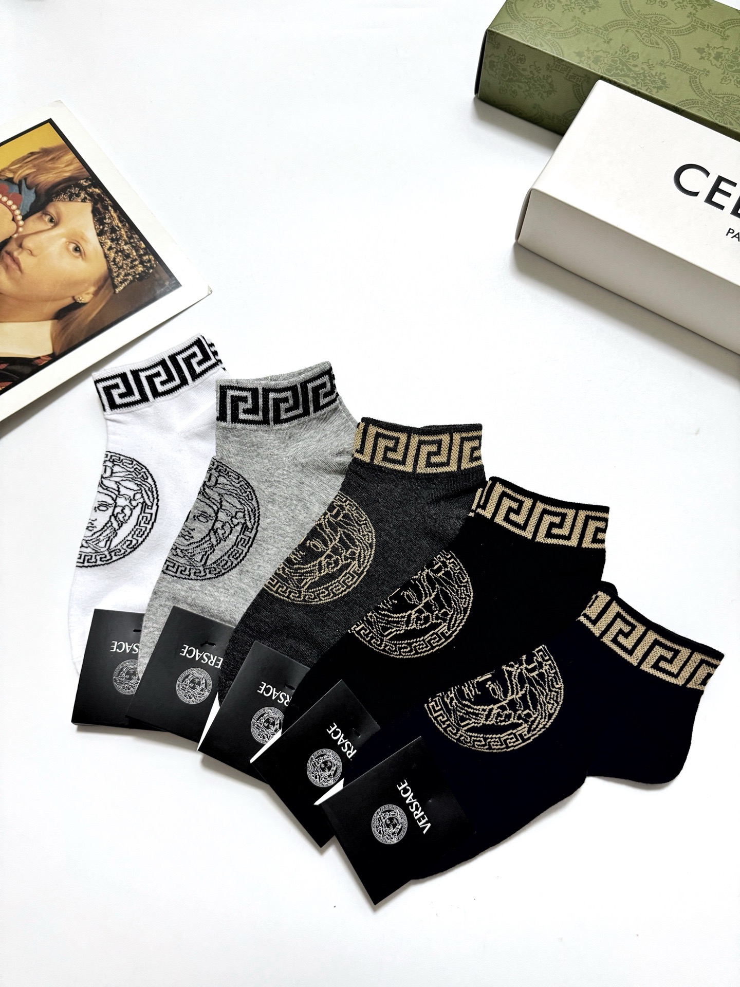 配包装
🌟【一盒5双】男女同款
 🌟Versace 范思哲 经典logo 纯棉短袜   ，ins超火爆