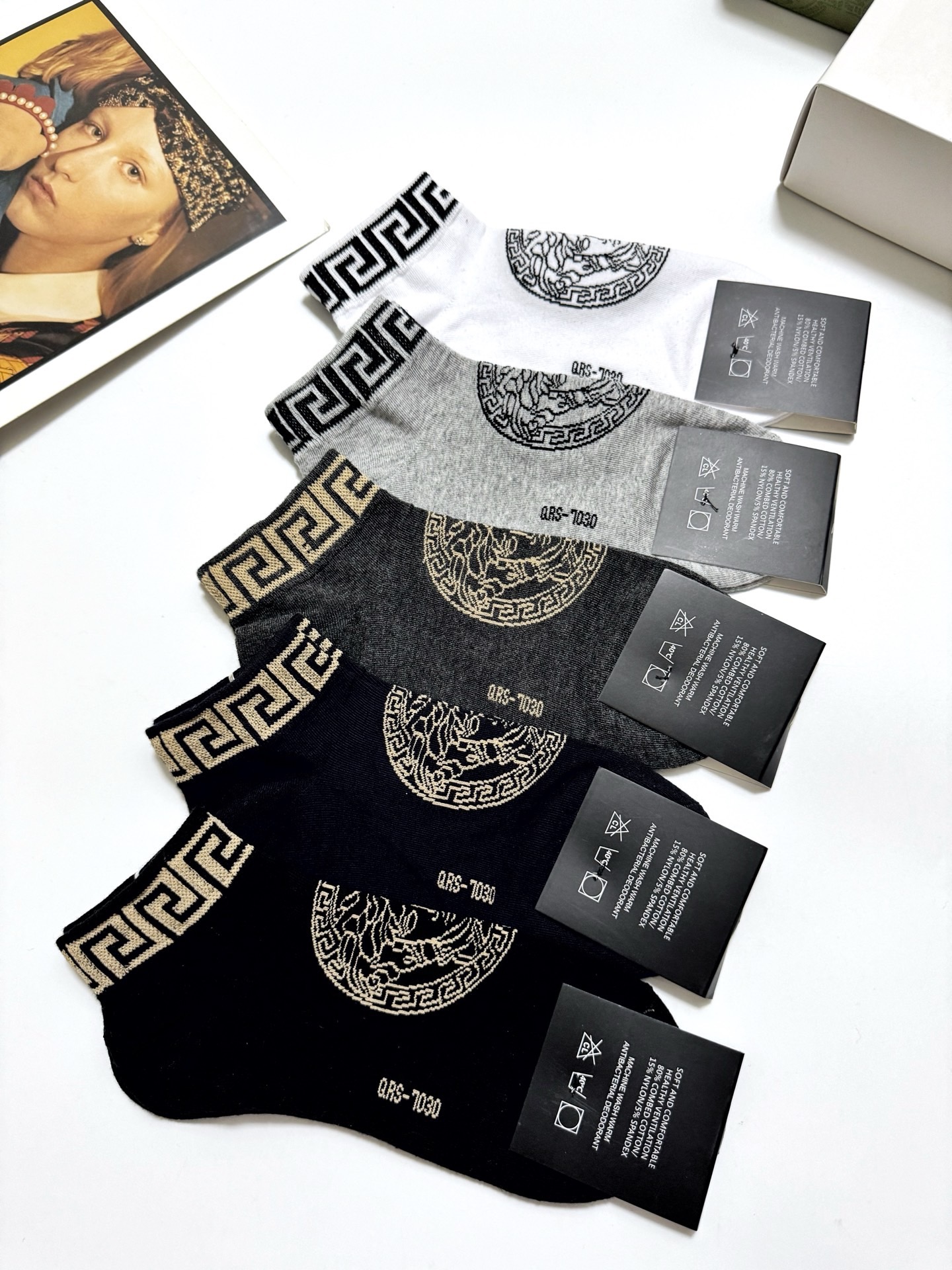  配包装
🌟【一盒5双】男女同款
 🌟Versace 范思哲 经典logo 纯棉短袜   ，ins超火爆