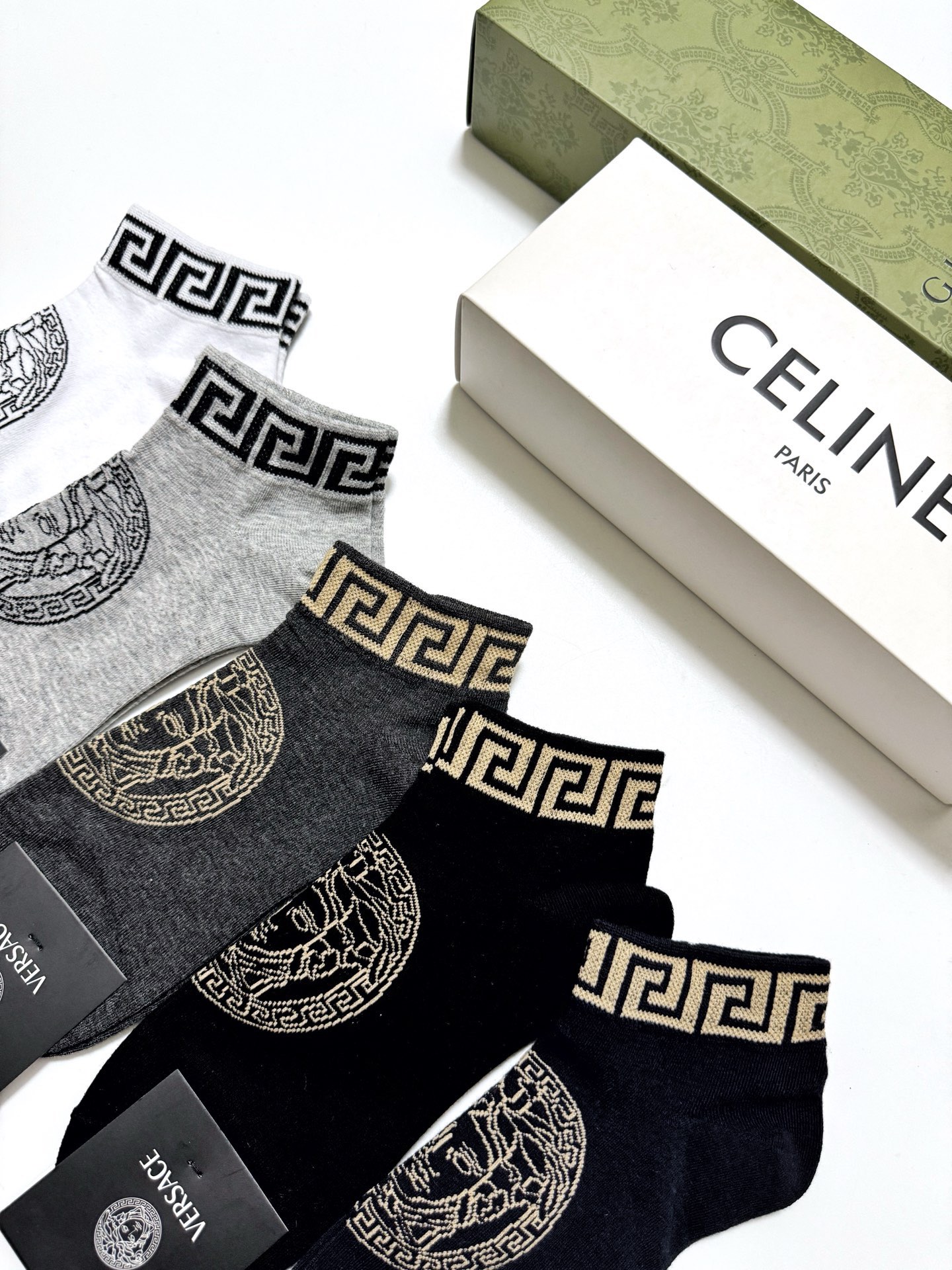  配包装
🌟【一盒5双】男女同款
 🌟Versace 范思哲 经典logo 纯棉短袜   ，ins超火爆