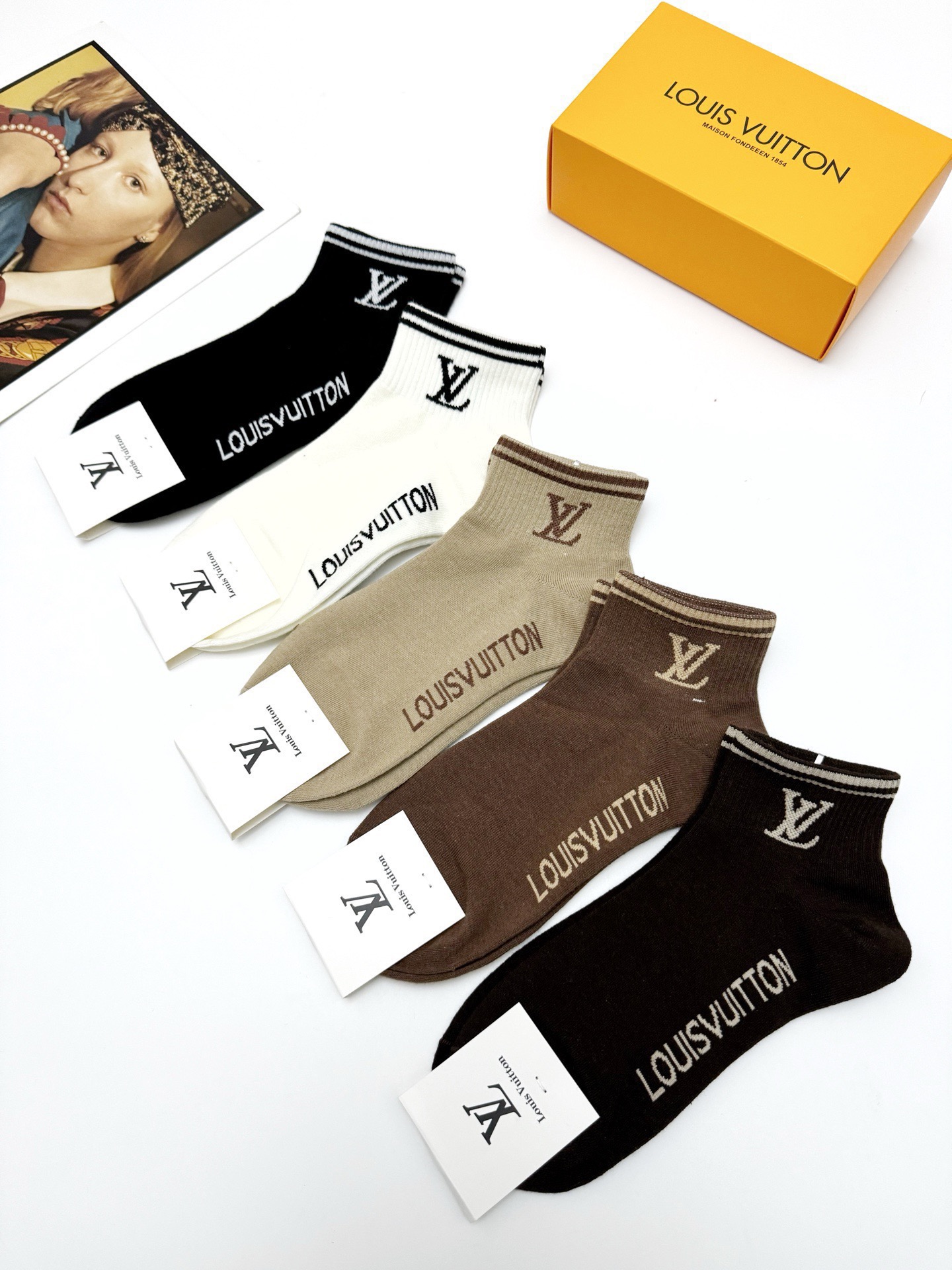  配包装
🌟【一盒5 双】
 🌟LV 路易威登 经典字母logo ins超火爆短袜，纯棉面料，潮人必备 