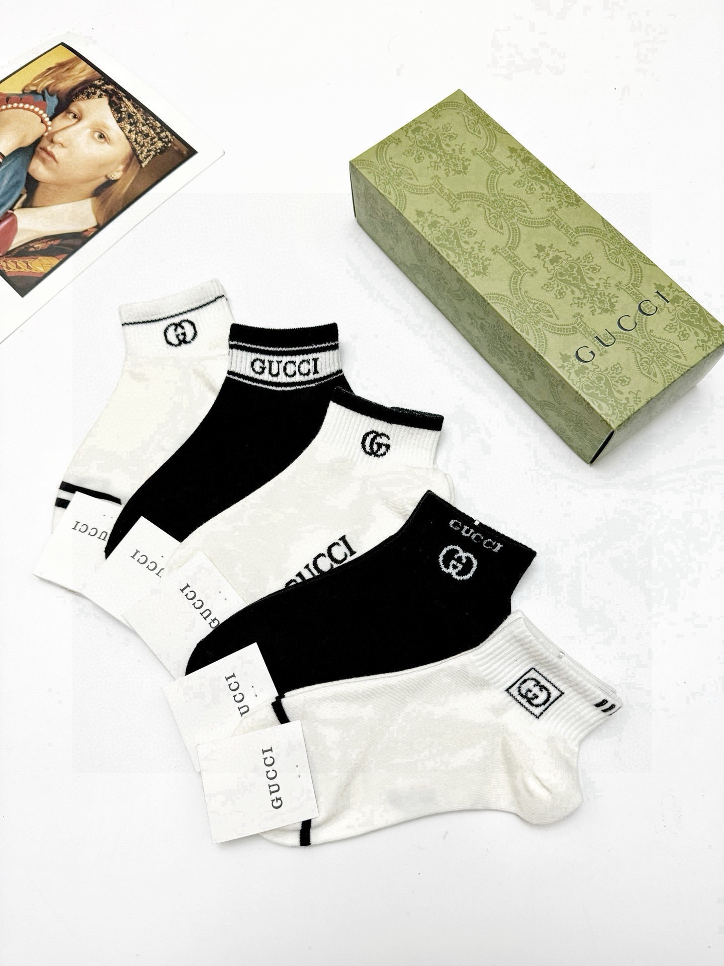  配包装
🌟【一盒5 双】
 🌟Gucci 古琦 经典字母logo 双G 短袜   ，ins超火爆短袜，