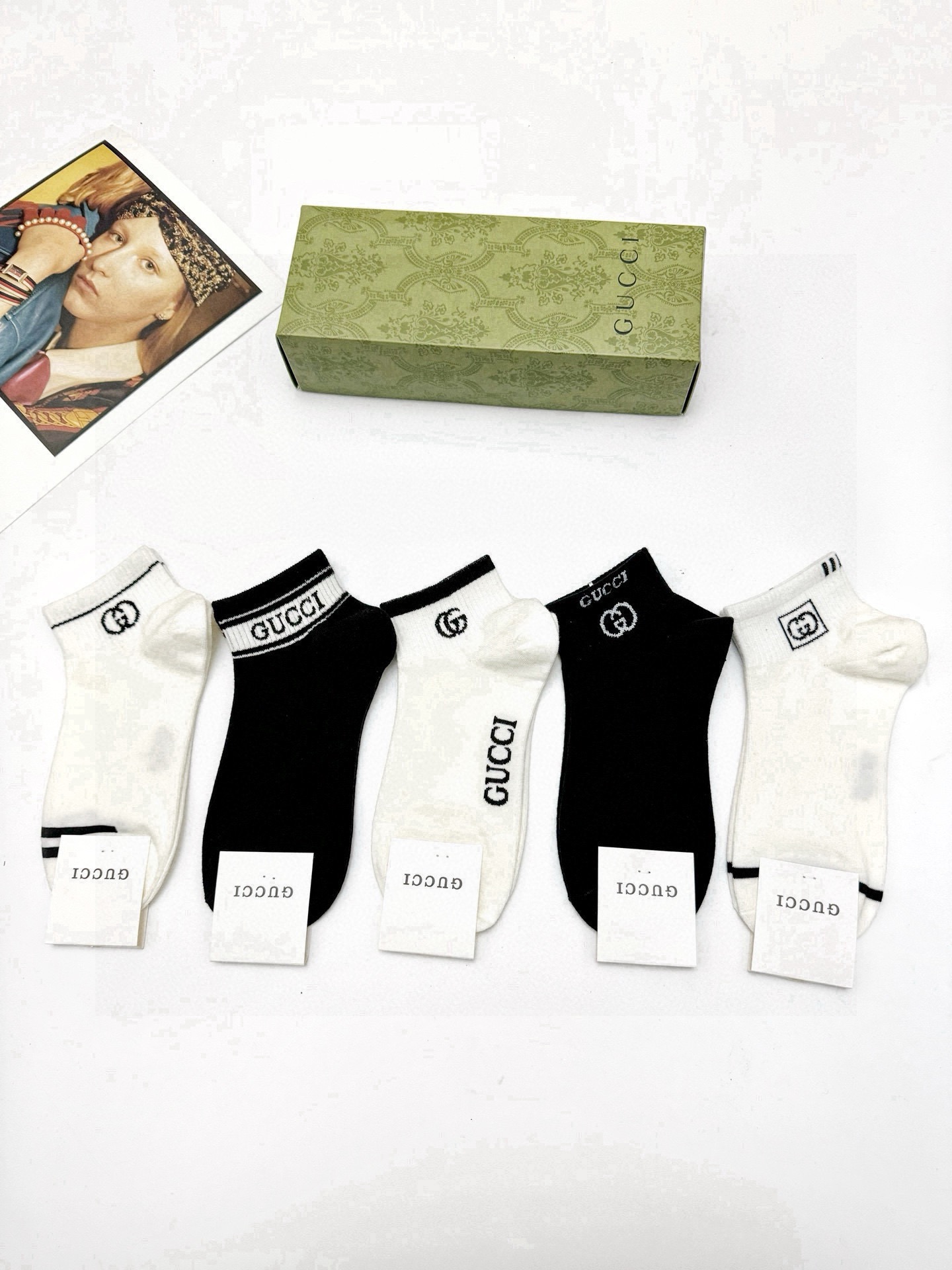  配包装
🌟【一盒5 双】
 🌟Gucci 古琦 经典字母logo 双G 短袜   ，ins超火爆短袜，