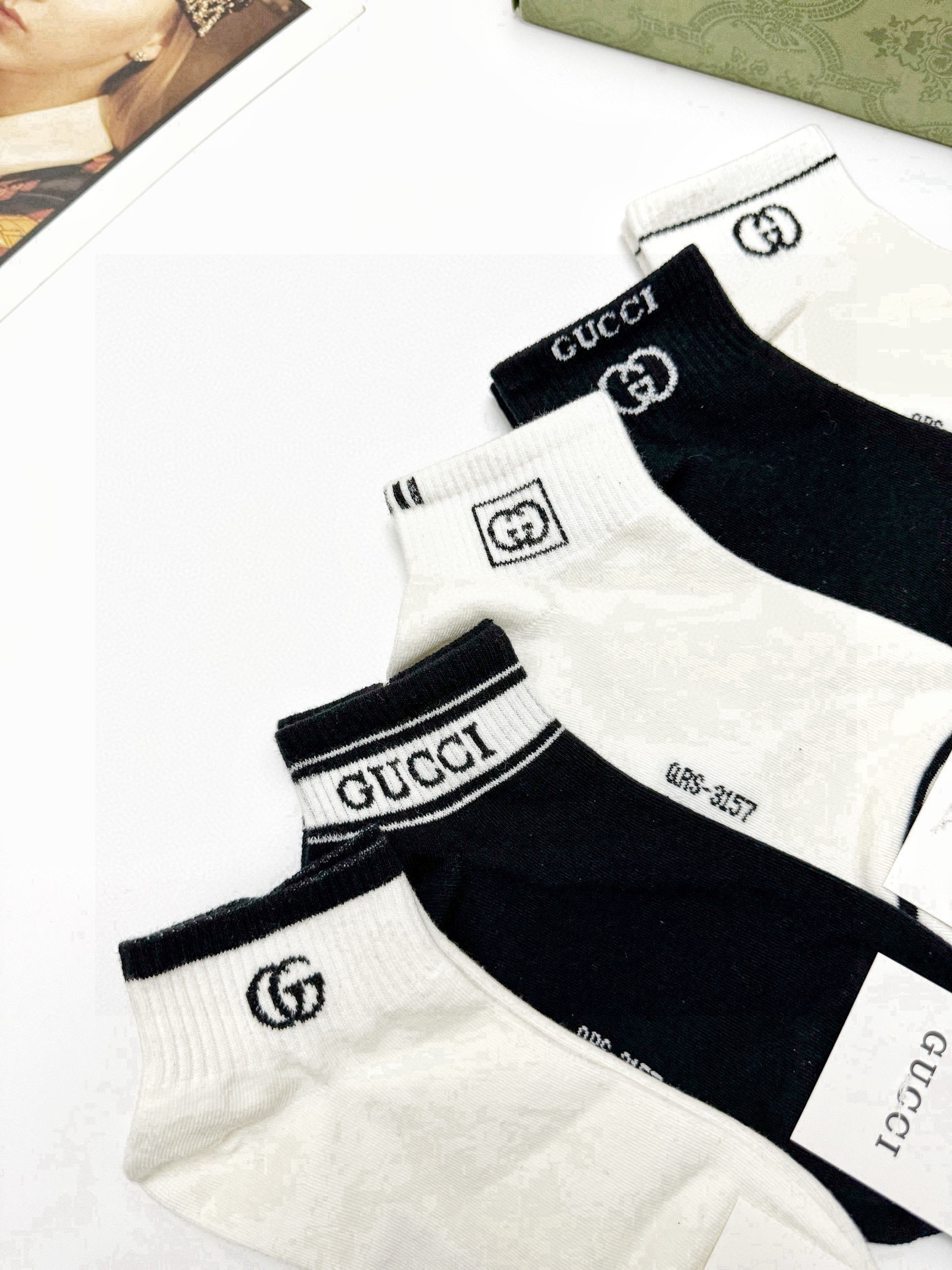  配包装
🌟【一盒5 双】
 🌟Gucci 古琦 经典字母logo 双G 短袜   ，ins超火爆短袜，