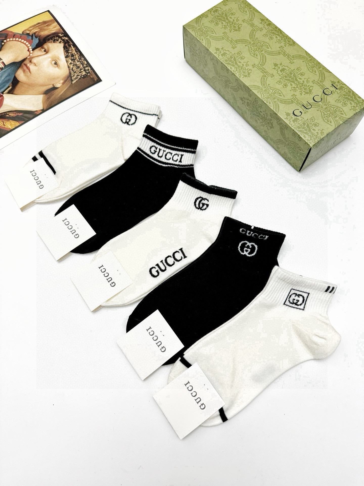  配包装
🌟【一盒5 双】
 🌟Gucci 古琦 经典字母logo 双G 短袜   ，ins超火爆短袜，