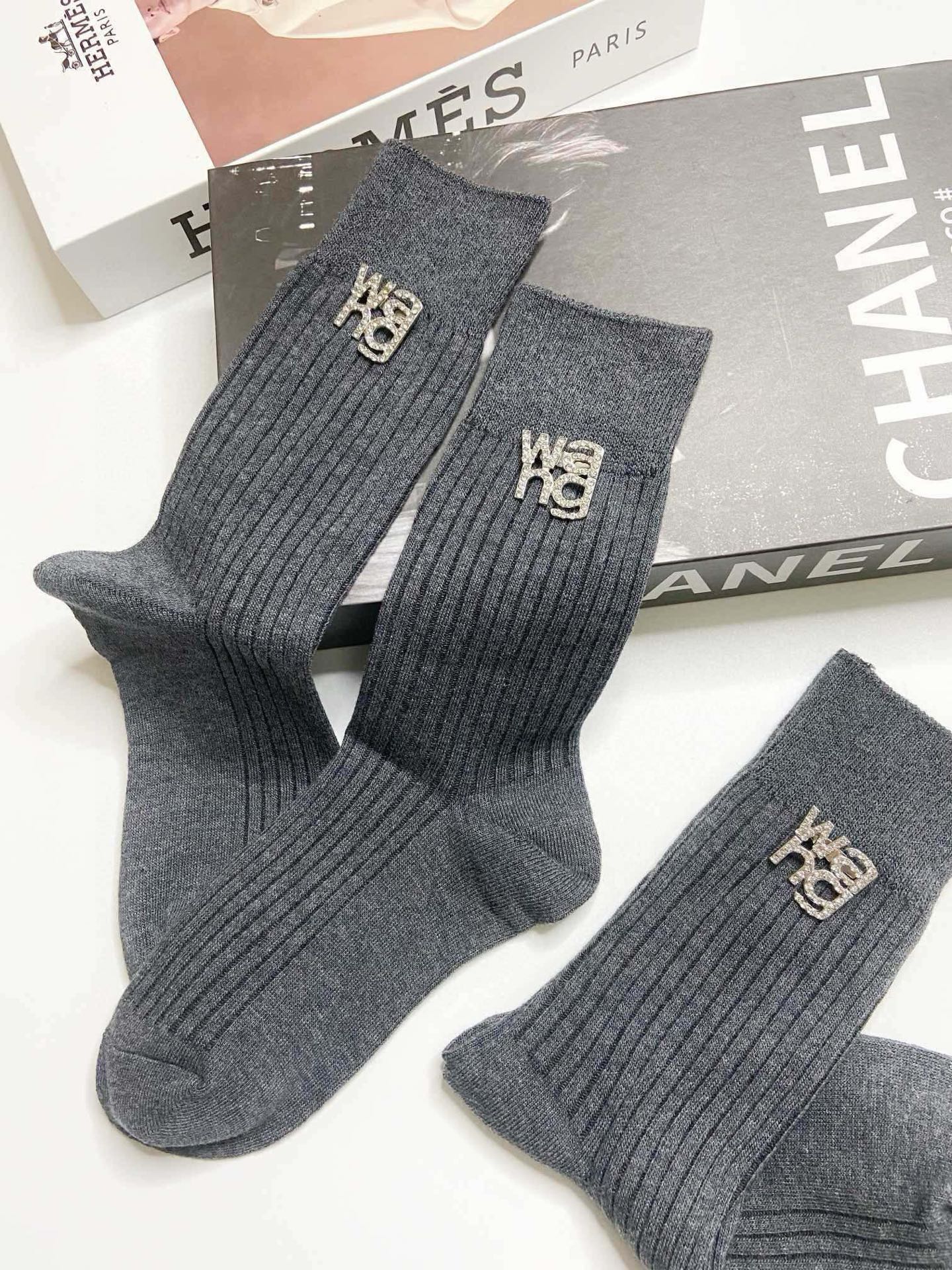  配包装
🌟【一盒2 双】
🌟亚历山大·王 alexander wang。爆款字母logo重工五金 可拆