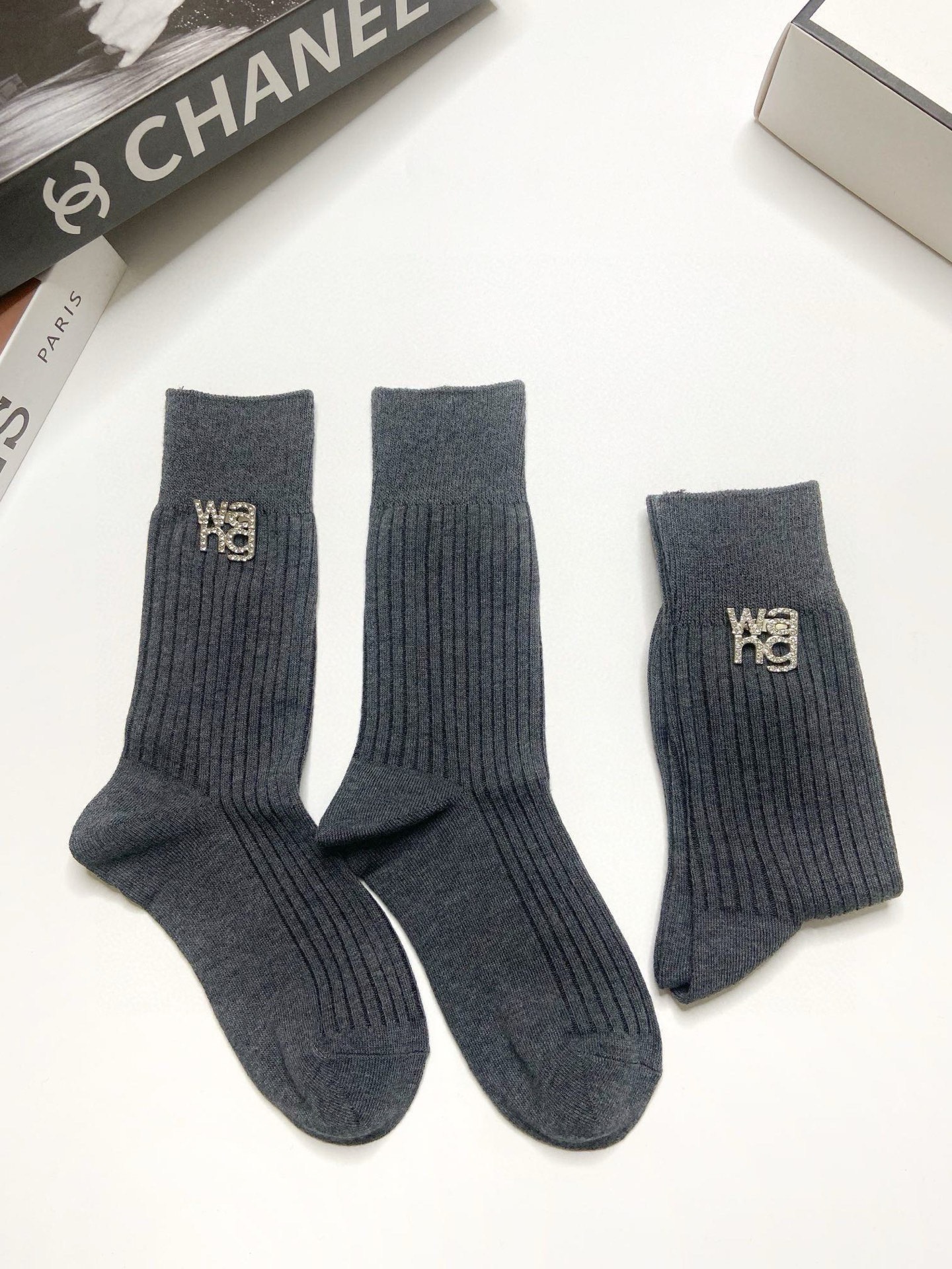  配包装
🌟【一盒2 双】
🌟亚历山大·王 alexander wang。爆款字母logo重工五金 可拆