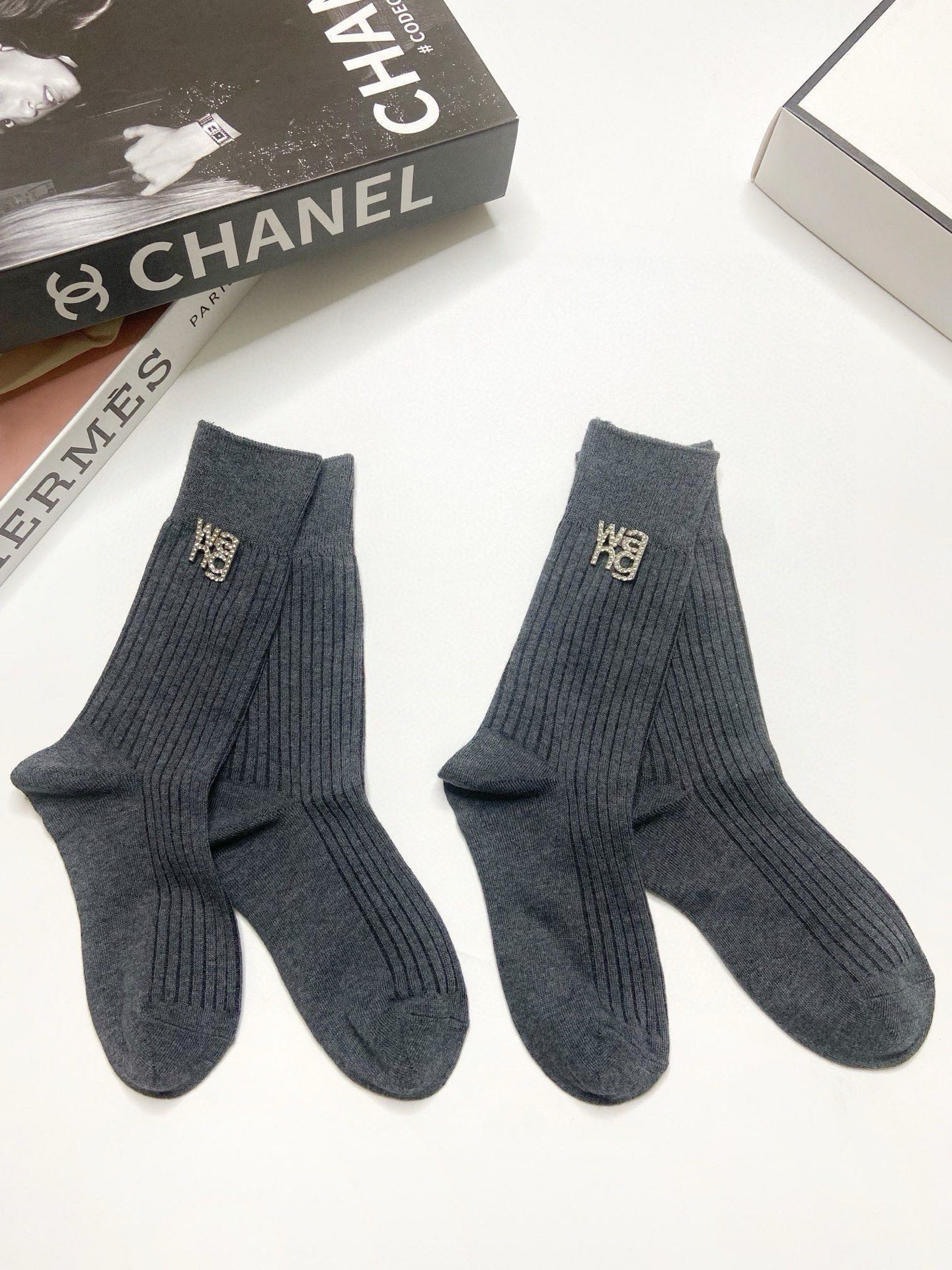  配包装
🌟【一盒2 双】
🌟亚历山大·王 alexander wang。爆款字母logo重工五金 可拆