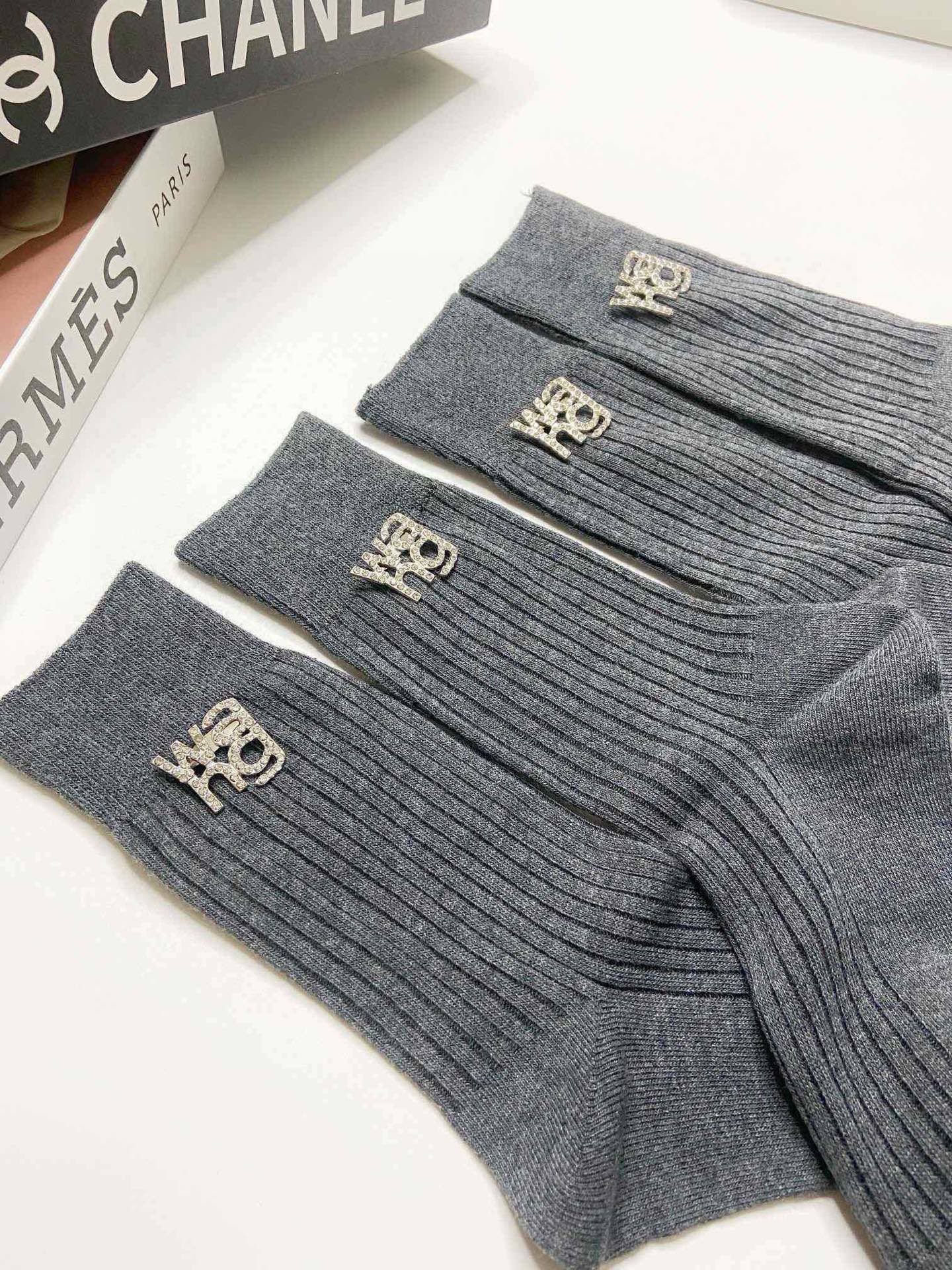  配包装
🌟【一盒2 双】
🌟亚历山大·王 alexander wang。爆款字母logo重工五金 可拆