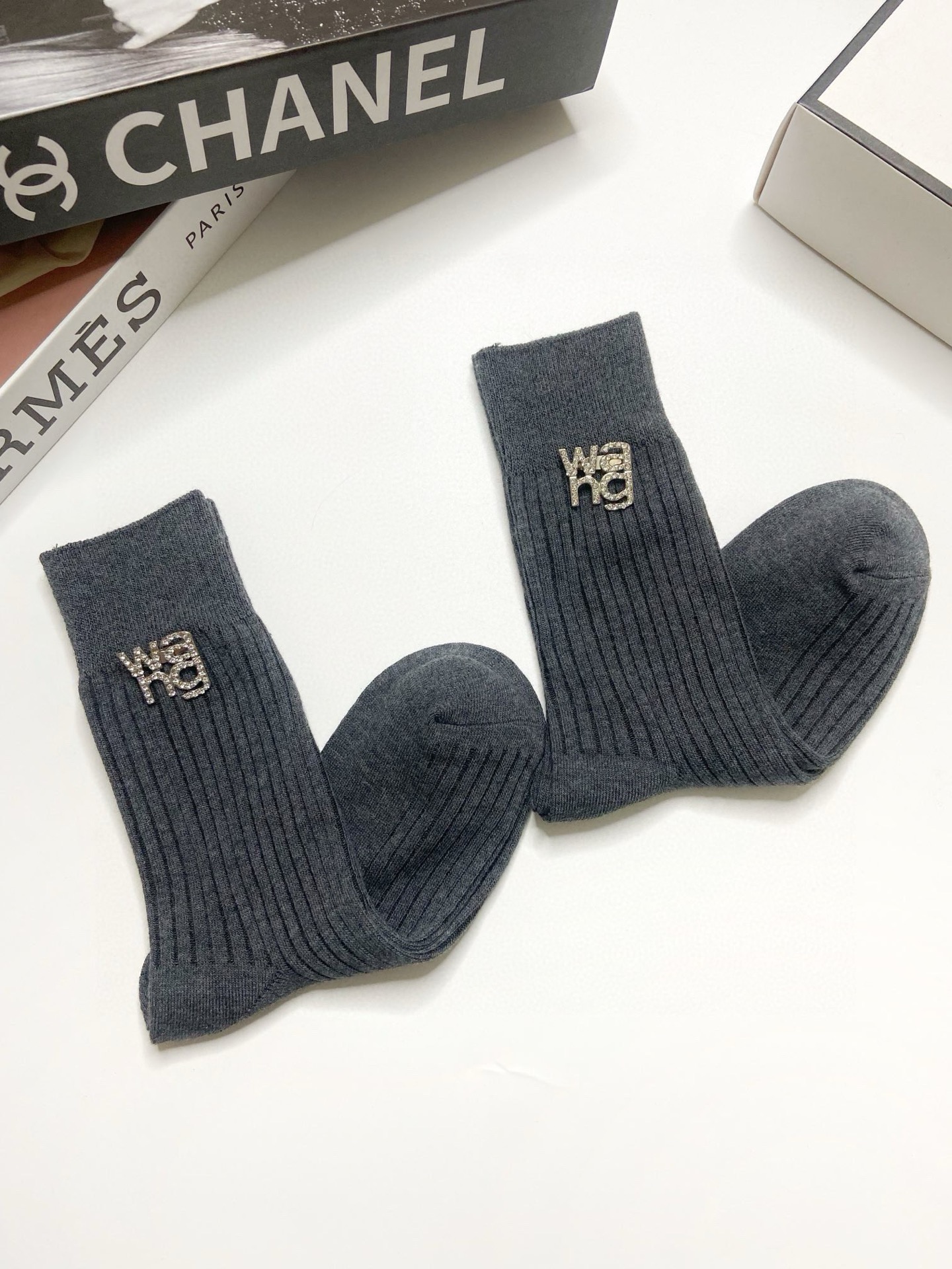  配包装
🌟【一盒2 双】
🌟亚历山大·王 alexander wang。爆款字母logo重工五金 可拆