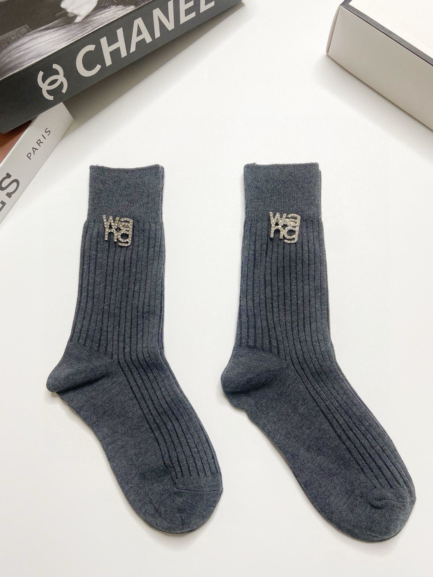  配包装
🌟【一盒2 双】
🌟亚历山大·王 alexander wang。爆款字母logo重工五金 可拆