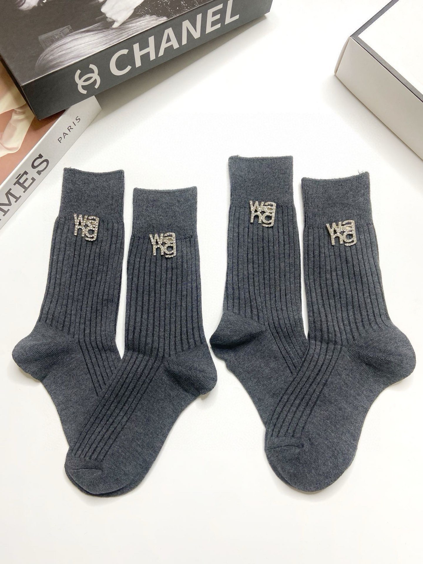  配包装
🌟【一盒2 双】
🌟亚历山大·王 alexander wang。爆款字母logo重工五金 可拆