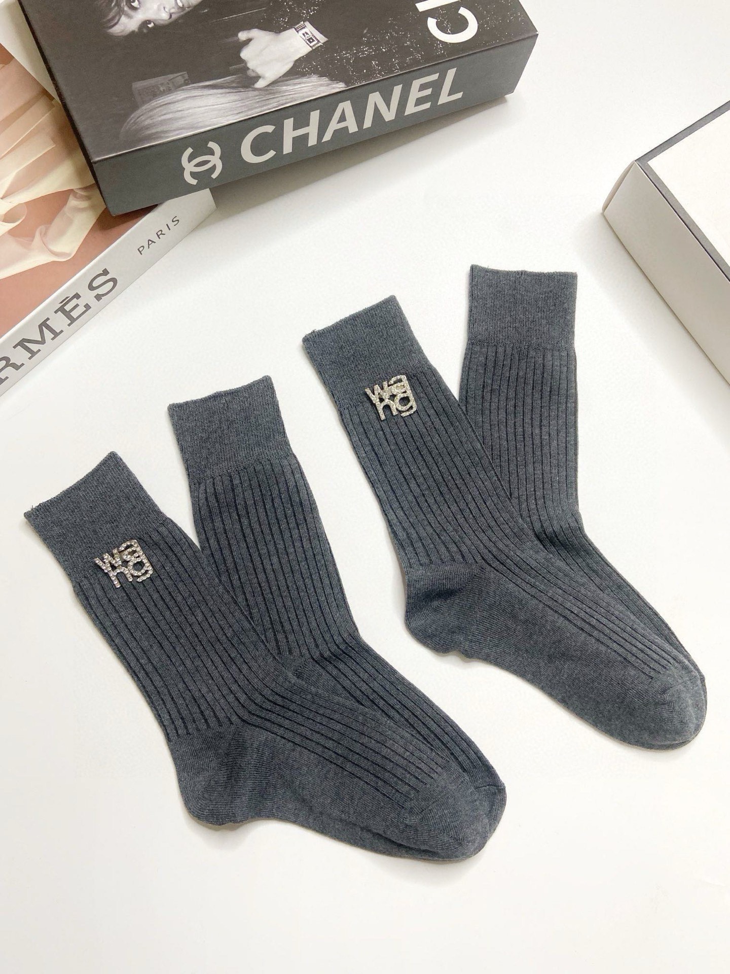  配包装
🌟【一盒2 双】
🌟亚历山大·王 alexander wang。爆款字母logo重工五金 可拆