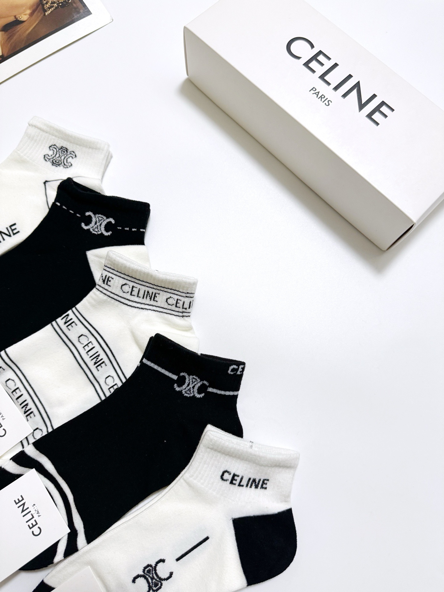  配包装
🌟【一盒5双】
 🌟Celine 赛琳 经典字母logo 纯棉短袜   ，ins超火爆短袜，纯