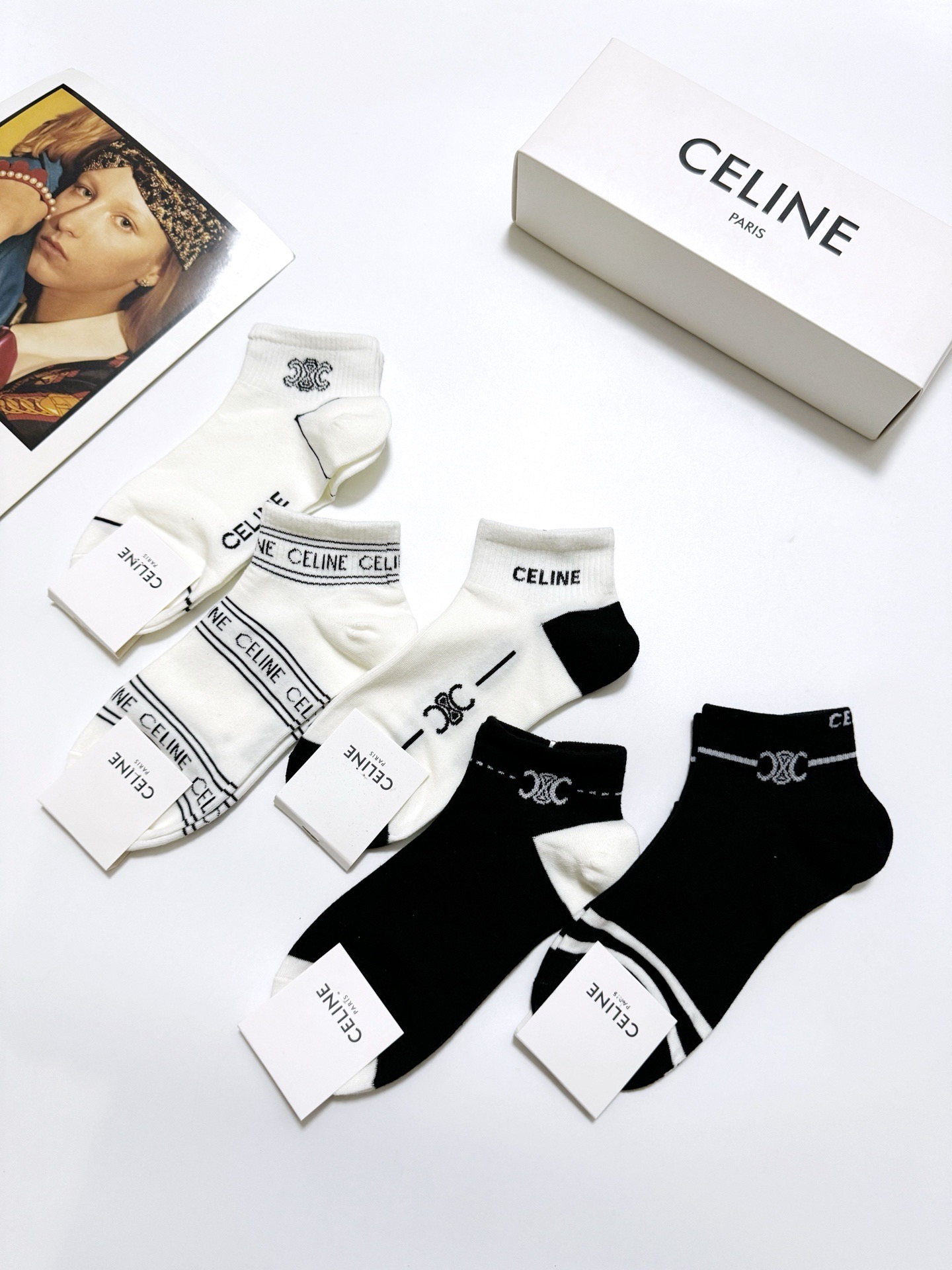  配包装
🌟【一盒5双】
 🌟Celine 赛琳 经典字母logo 纯棉短袜   ，ins超火爆短袜，纯
