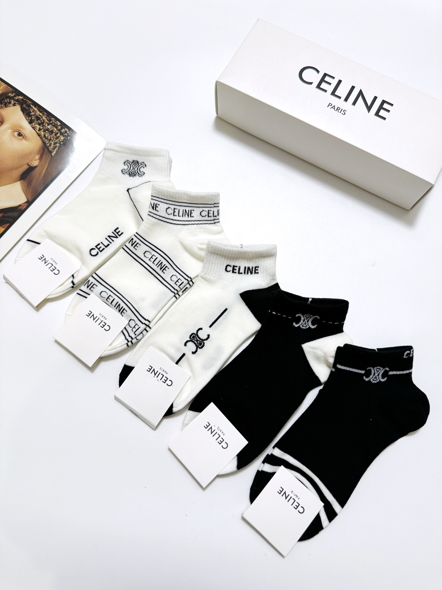  配包装
🌟【一盒5双】
 🌟Celine 赛琳 经典字母logo 纯棉短袜   ，ins超火爆短袜，纯