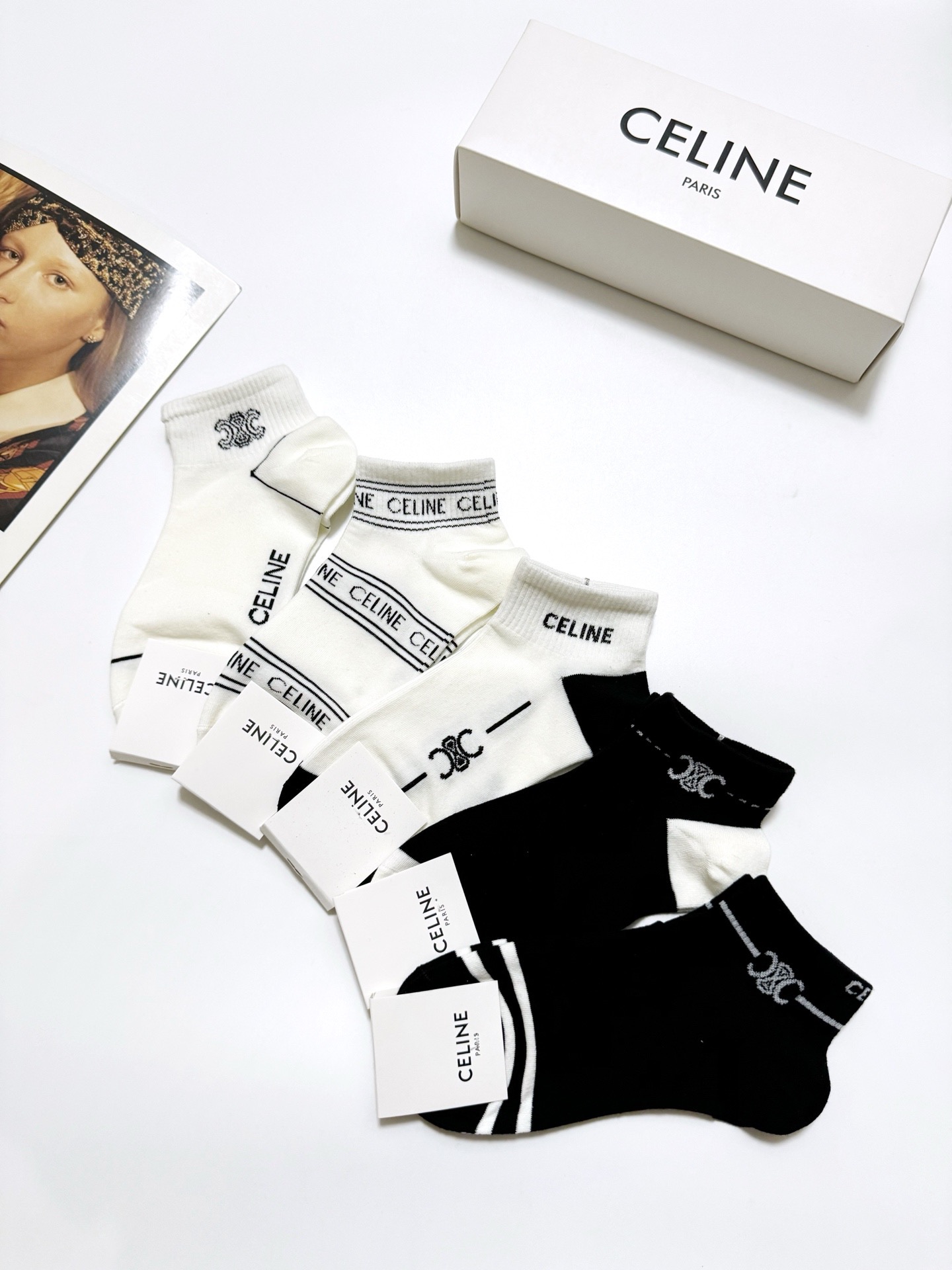  配包装
🌟【一盒5双】
 🌟Celine 赛琳 经典字母logo 纯棉短袜   ，ins超火爆短袜，纯