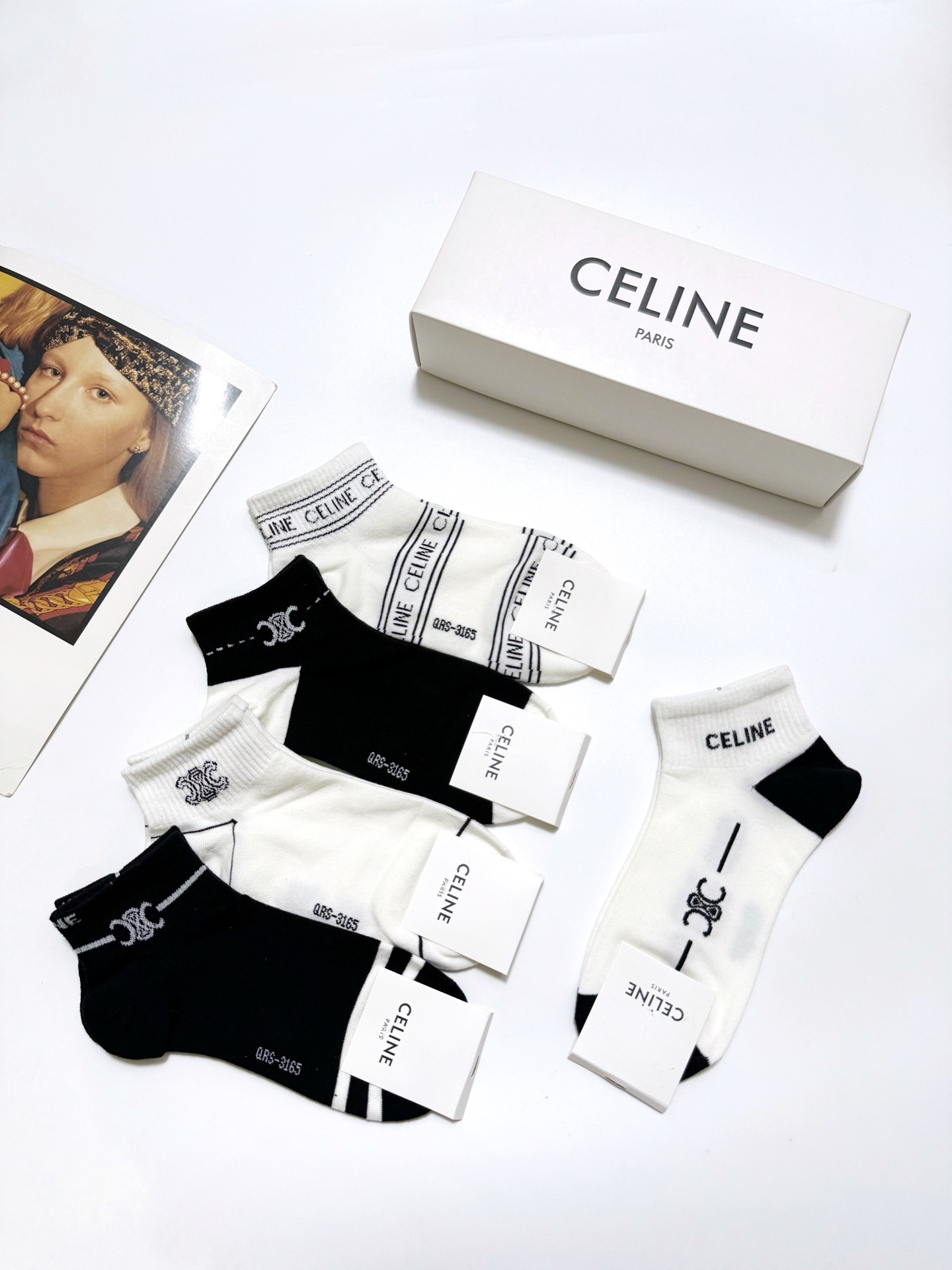  配包装
🌟【一盒5双】
 🌟Celine 赛琳 经典字母logo 纯棉短袜   ，ins超火爆短袜，纯