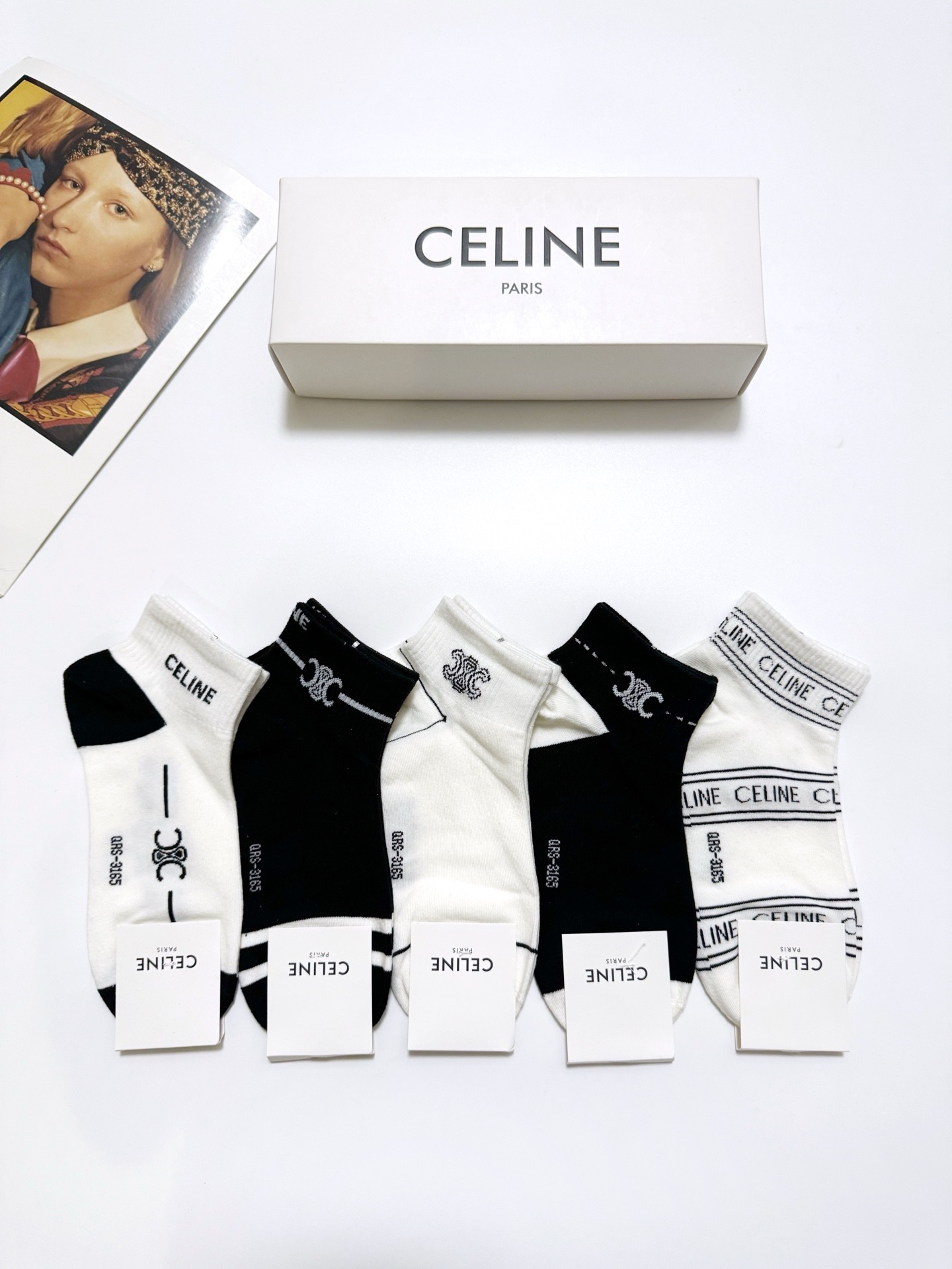  配包装
🌟【一盒5双】
 🌟Celine 赛琳 经典字母logo 纯棉短袜   ，ins超火爆短袜，纯
