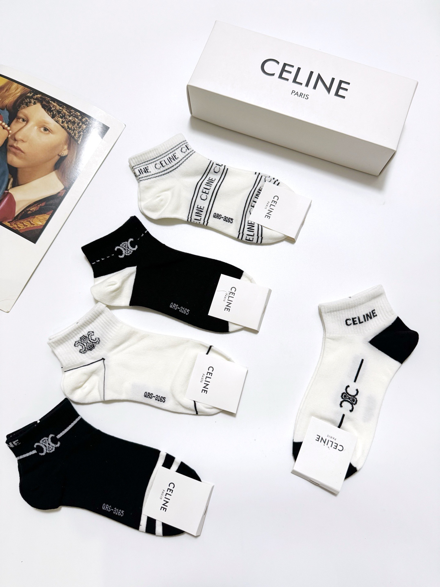  配包装
🌟【一盒5双】
 🌟Celine 赛琳 经典字母logo 纯棉短袜   ，ins超火爆短袜，纯