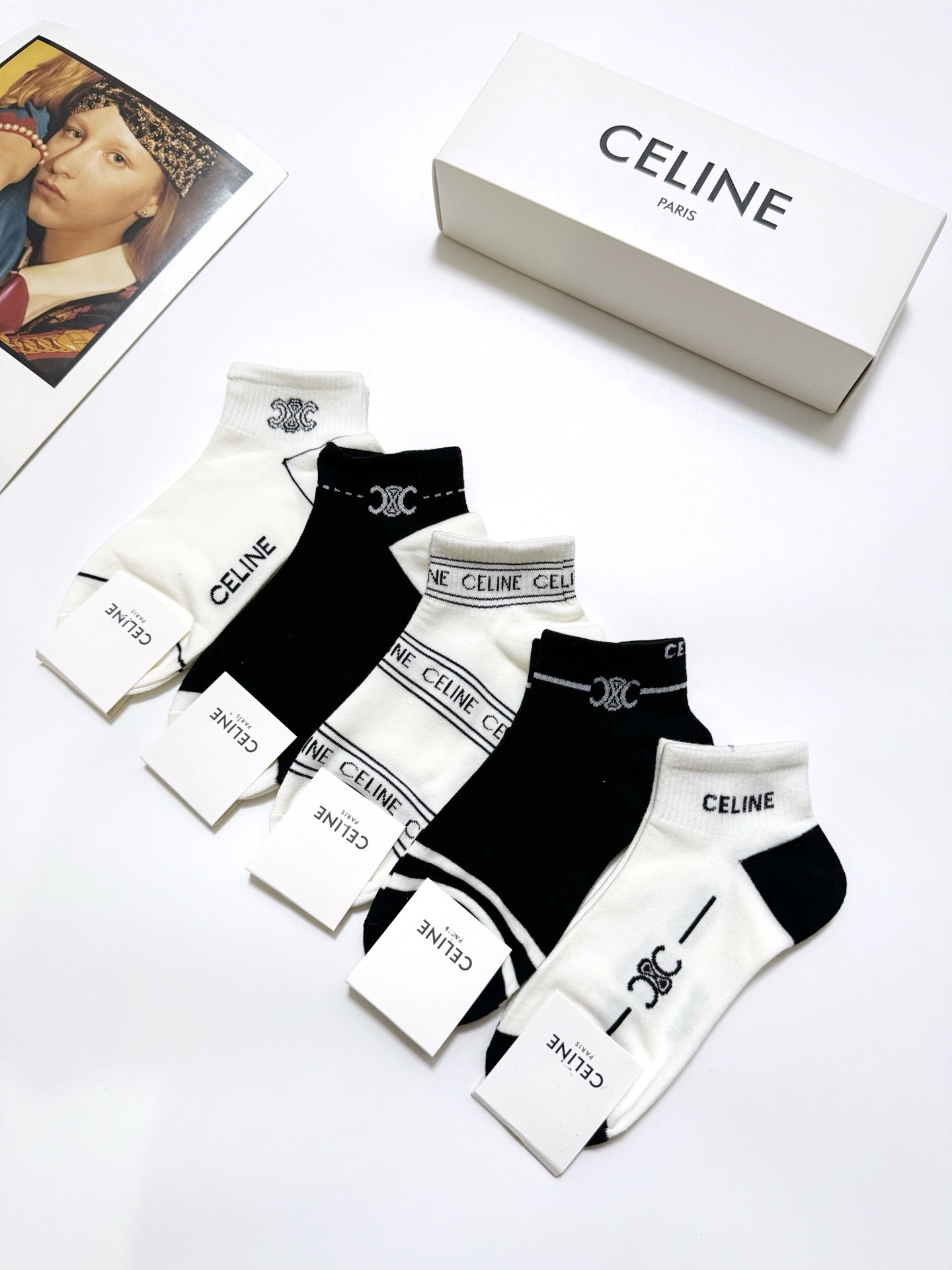  配包装
🌟【一盒5双】
 🌟Celine 赛琳 经典字母logo 纯棉短袜   ，ins超火爆短袜，纯