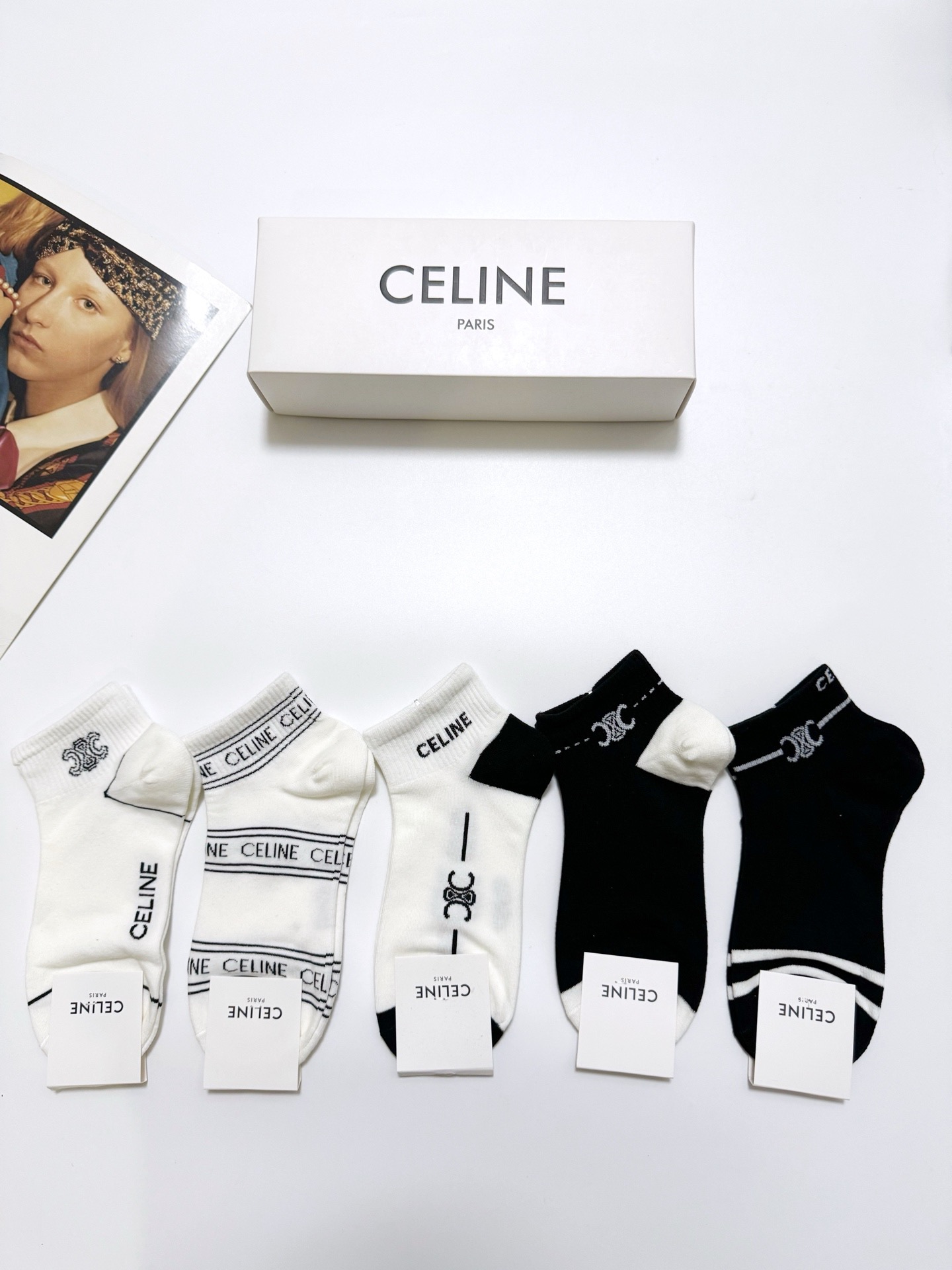  配包装
🌟【一盒5双】
 🌟Celine 赛琳 经典字母logo 纯棉短袜   ，ins超火爆短袜，纯